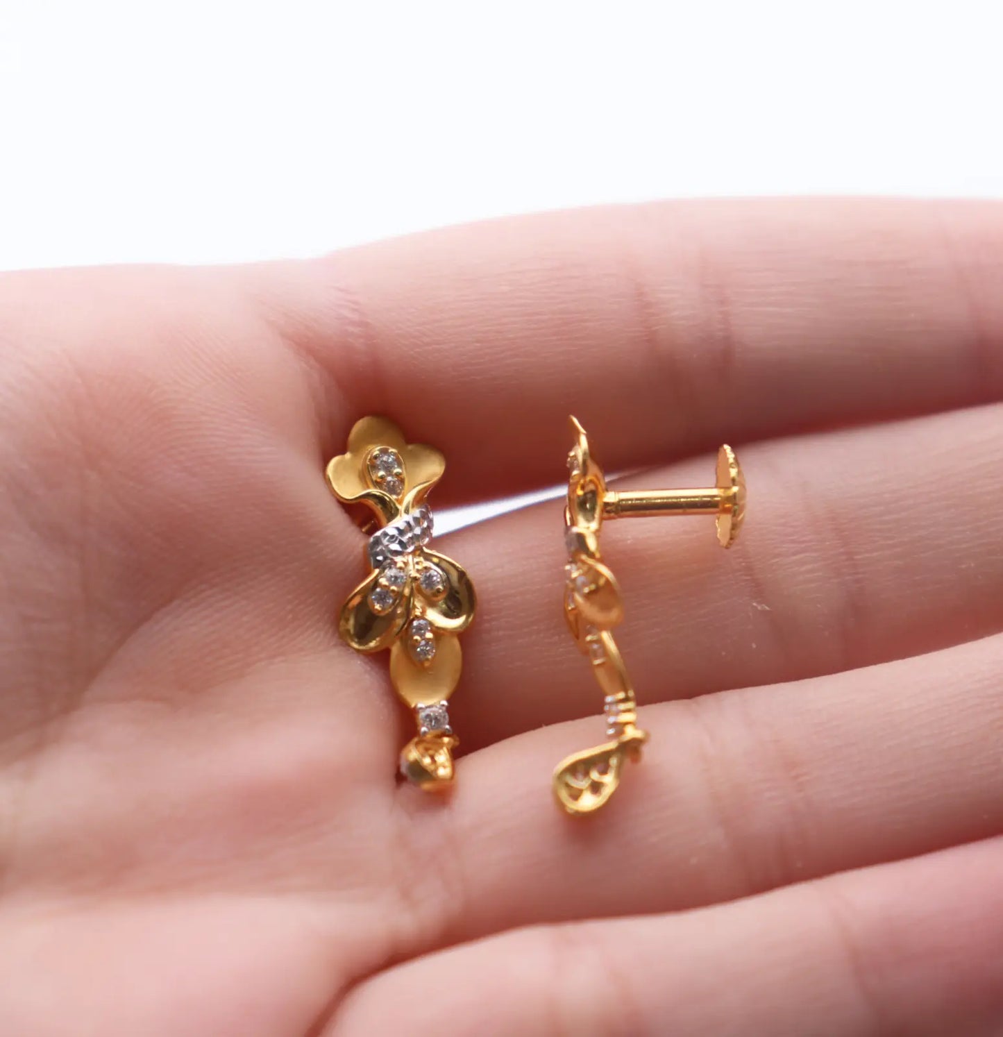 22ct Yellow Gold Floral Two-Tone 15 Inch Necklace & Drop Earrings Set
