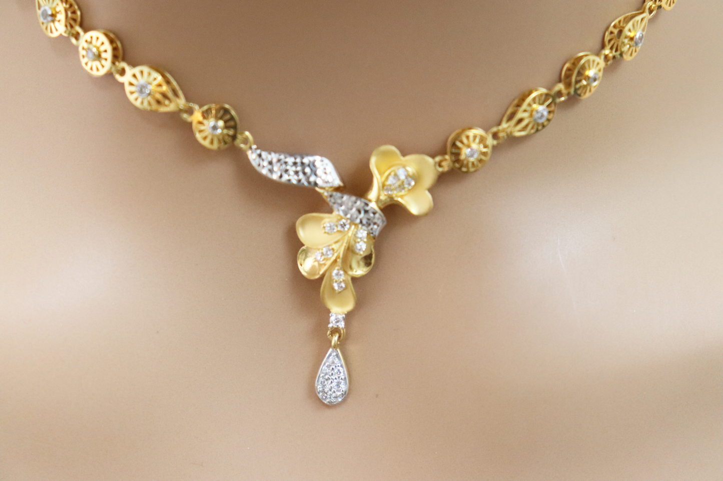 22ct Yellow Gold Floral Two-Tone 15 Inch Necklace & Drop Earrings Set