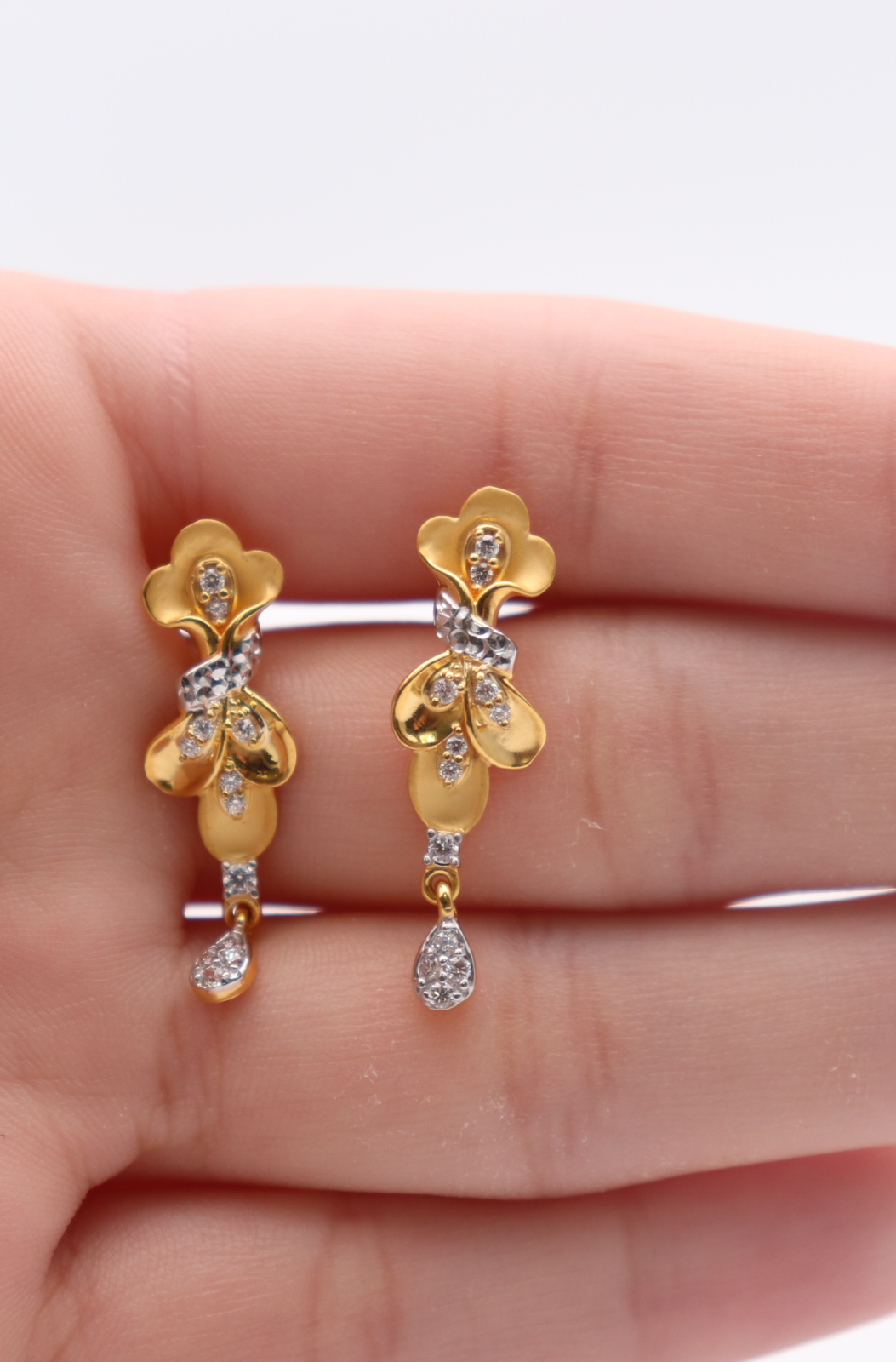 22ct Yellow Gold Floral Two-Tone 15 Inch Necklace & Drop Earrings Set