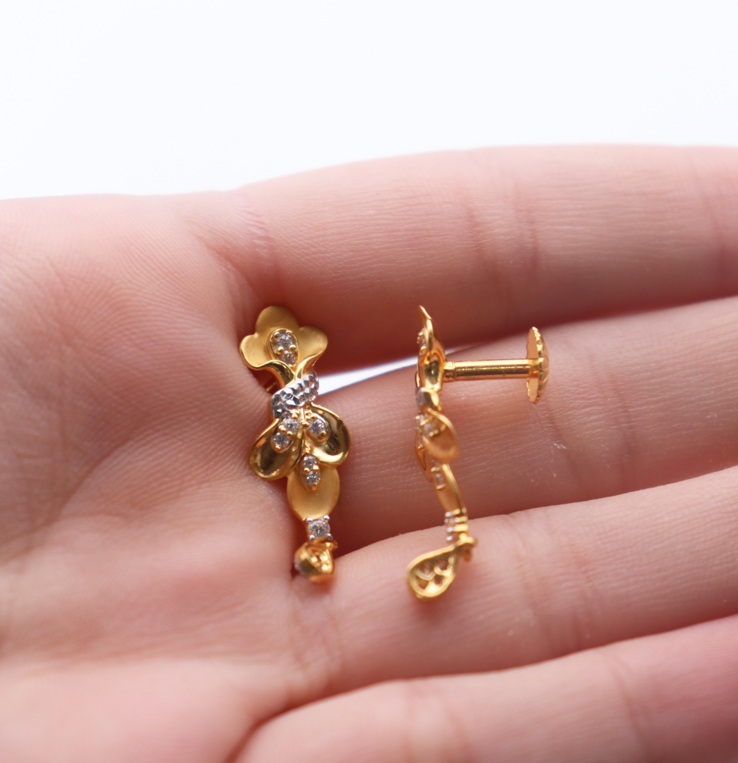 22ct Yellow Gold Floral Two-Tone 15 Inch Necklace & Drop Earrings Set