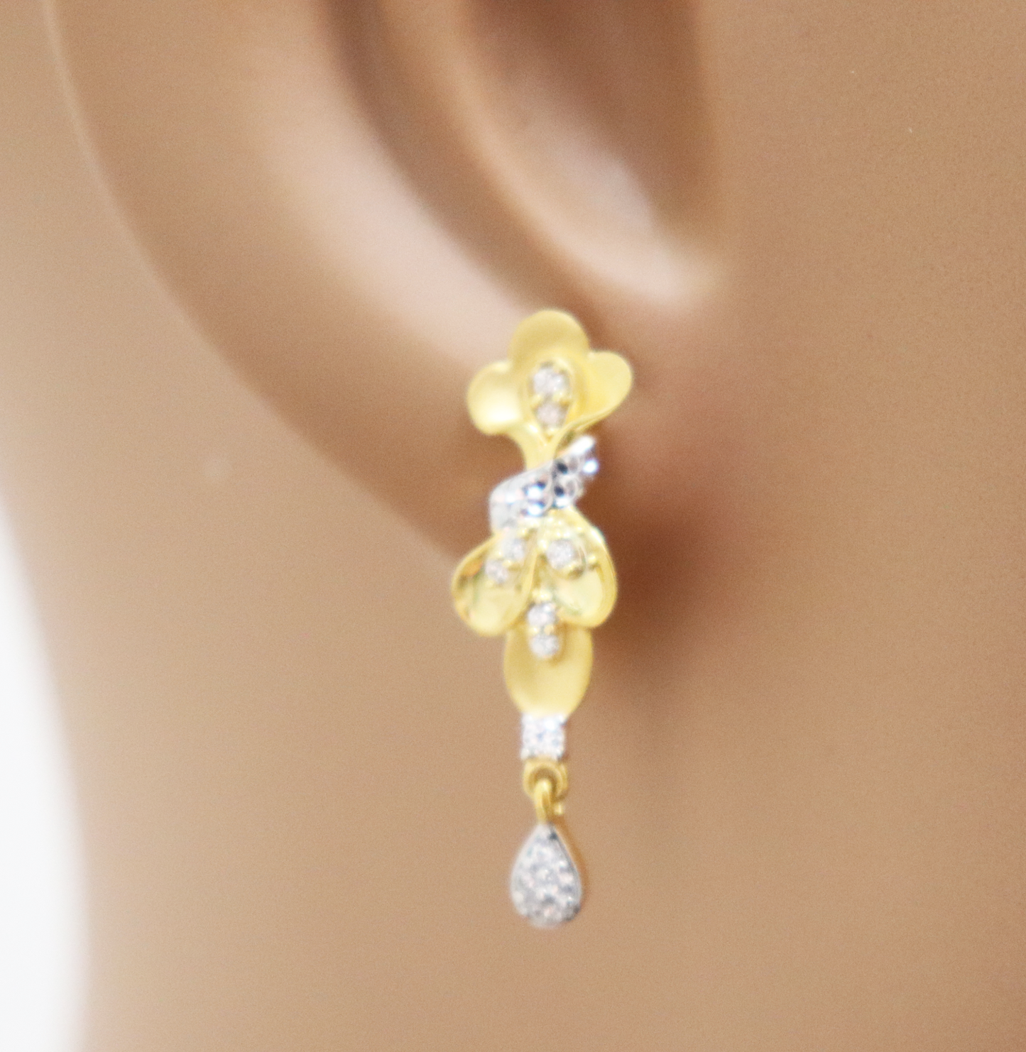 22ct Yellow Gold Floral Two-Tone 15 Inch Necklace & Drop Earrings Set