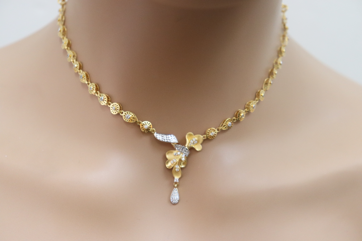 22ct Yellow Gold Floral Two-Tone 15 Inch Necklace & Drop Earrings Set