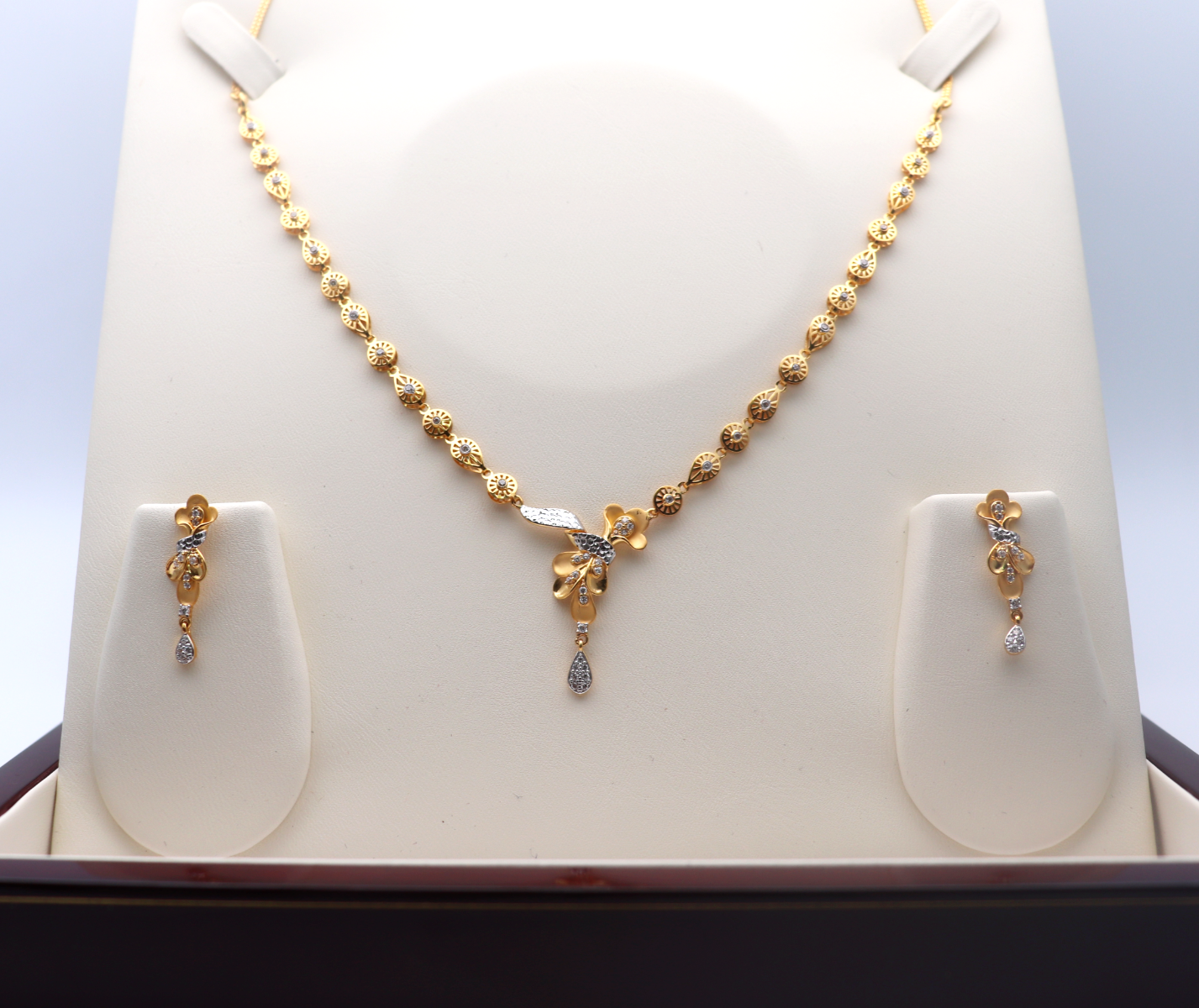 22ct Yellow Gold Floral Two-Tone 15 Inch Necklace & Drop Earrings Set