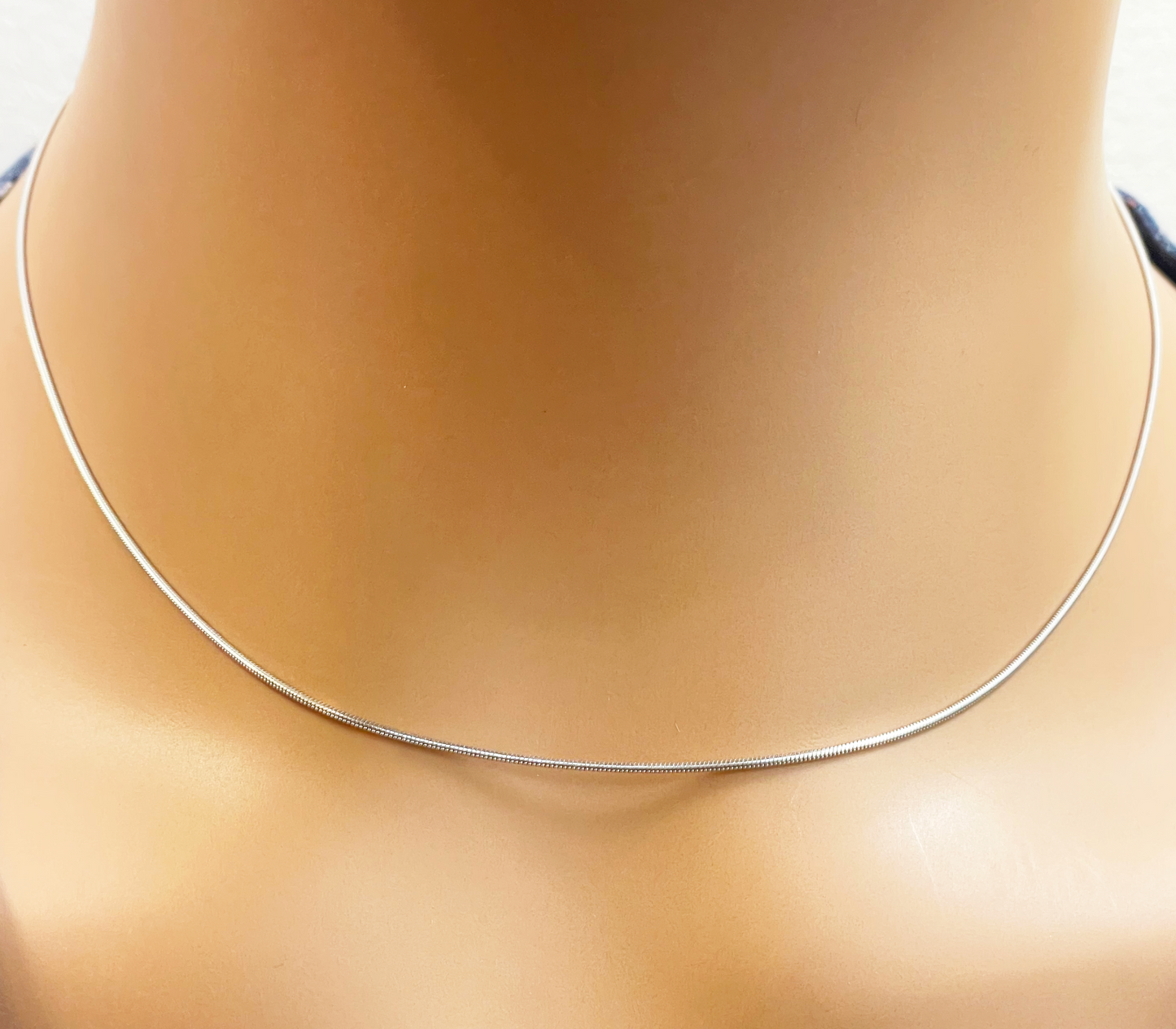 18ct White Gold Snake Necklace 16  Gold Chain