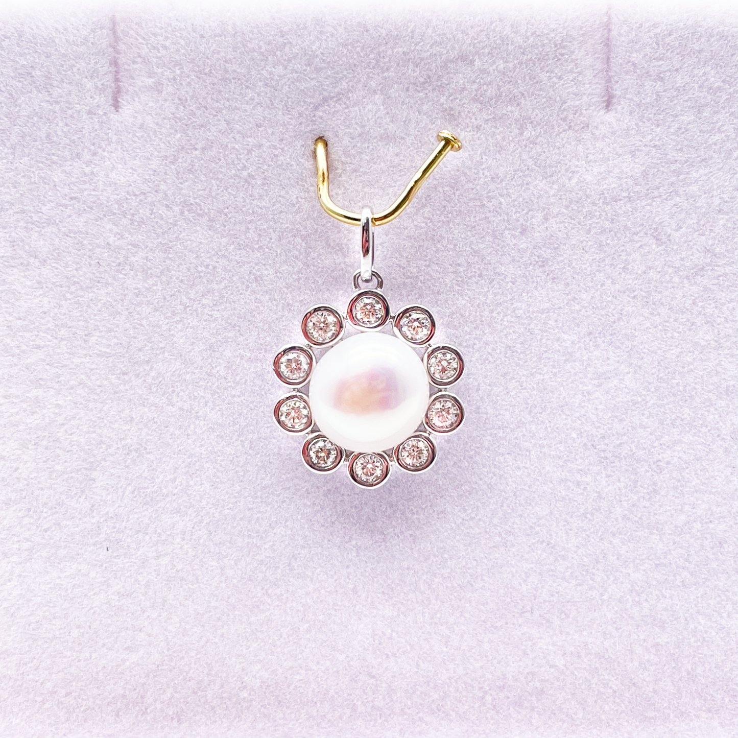 14ct White Gold Pearl & Round Diamond Framed Pendant Necklace 2.37ct