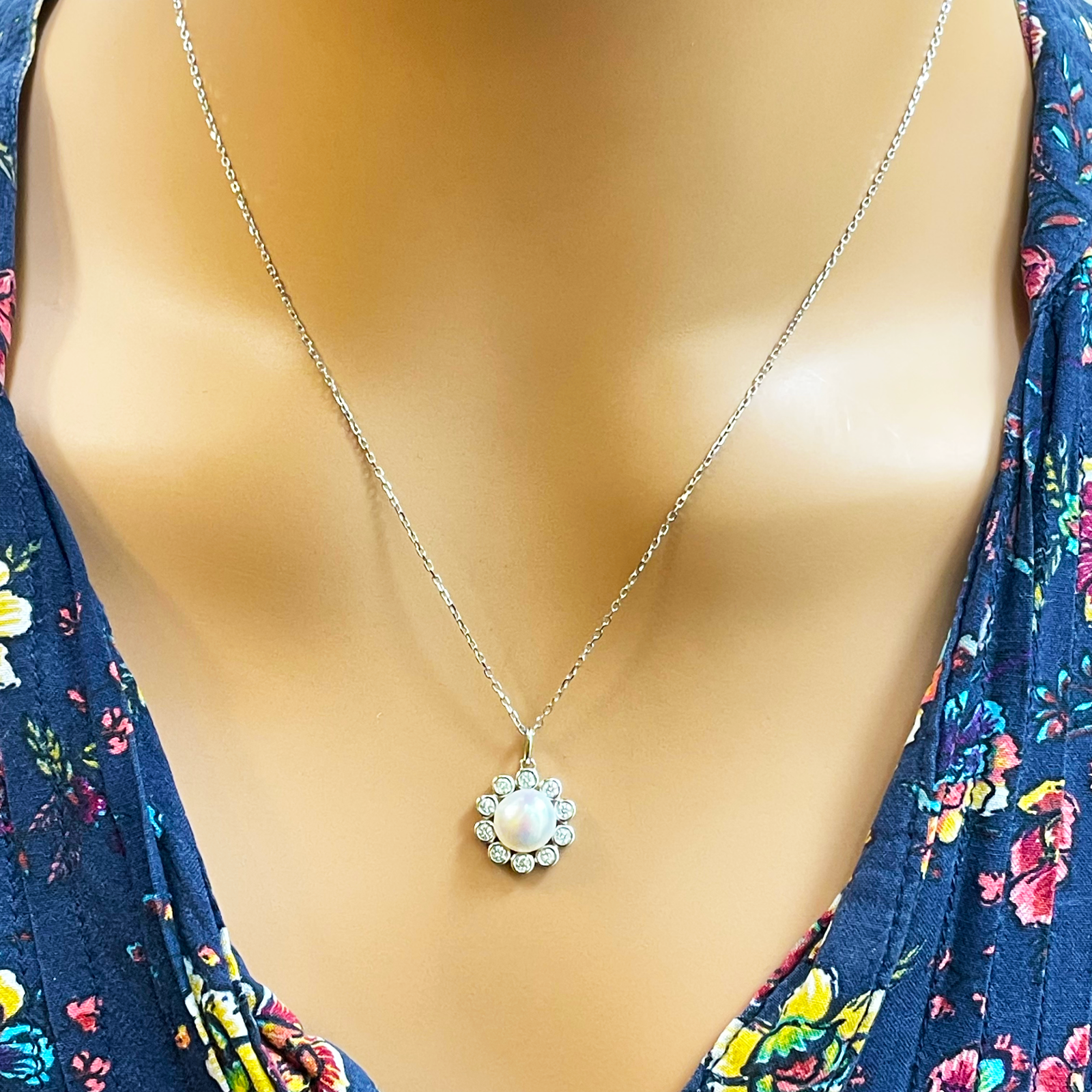 14ct White Gold Pearl & Round Diamond Framed Pendant Necklace 2.37ct