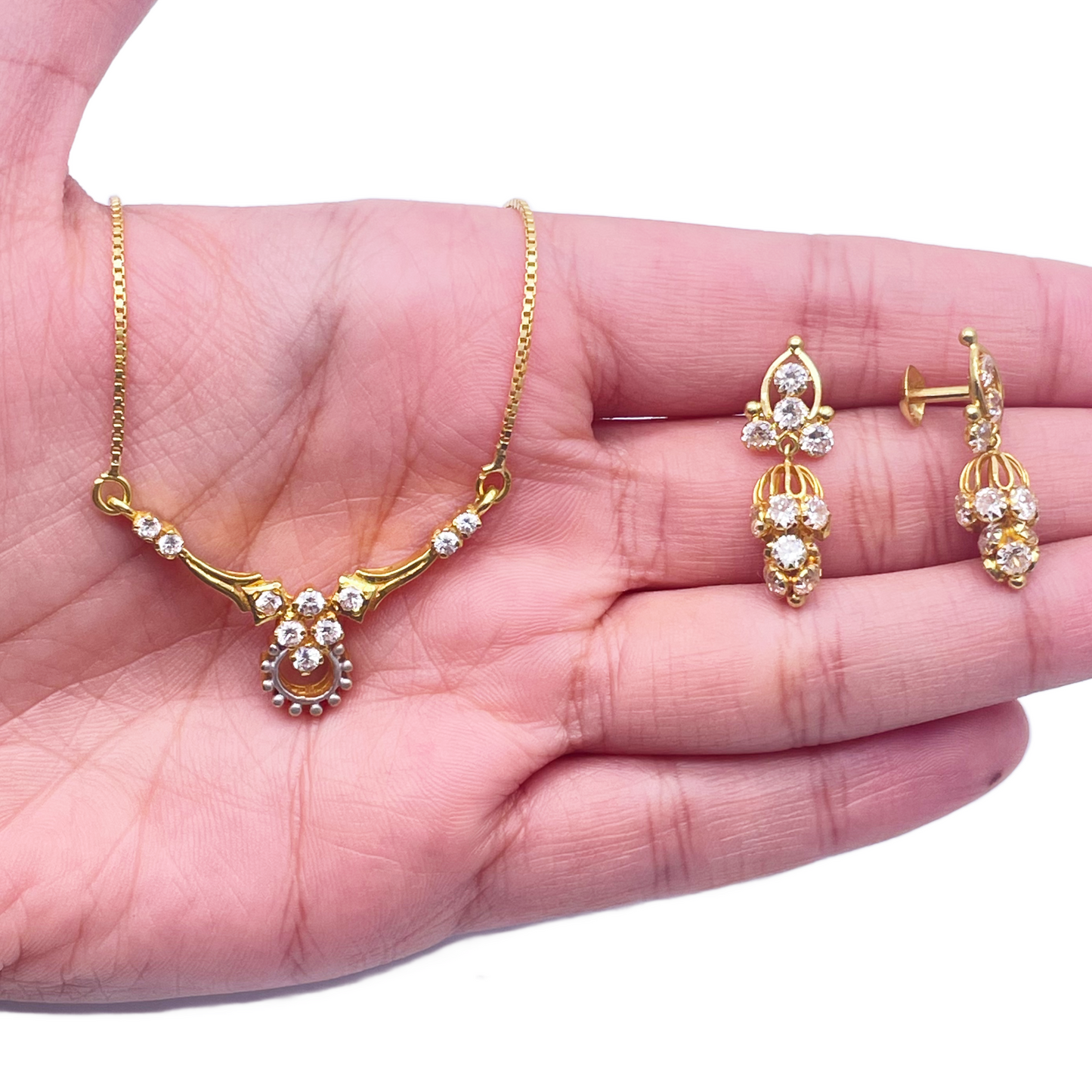 18ct Yellow Gold Beautiful Pre-Owned Cubic Zirconia Necklace & Earring Studs