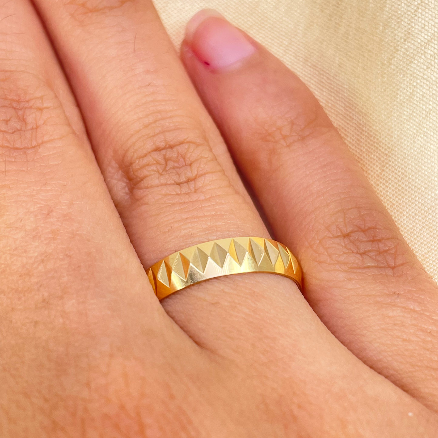 22ct Yellow Gold Women's Wedding Band 4mm High Polished & Diamond Cut Groves