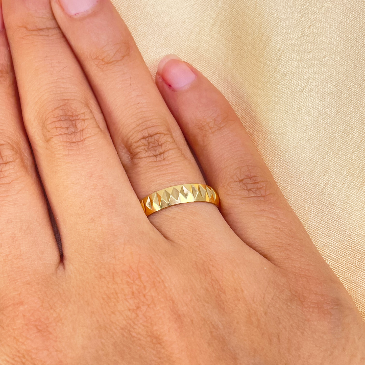 22ct Yellow Gold Women's Wedding Band 4mm High Polished & Diamond Cut Groves