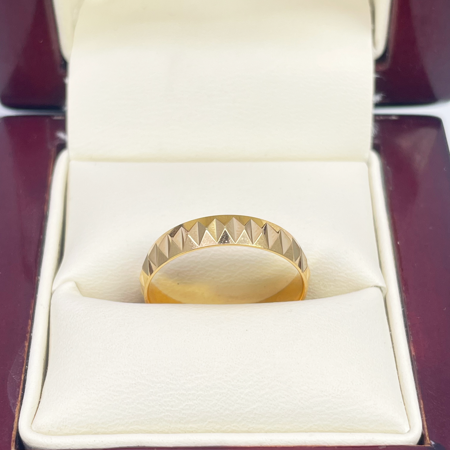 22ct Yellow Gold Women's Wedding Band 4mm High Polished & Diamond Cut Groves