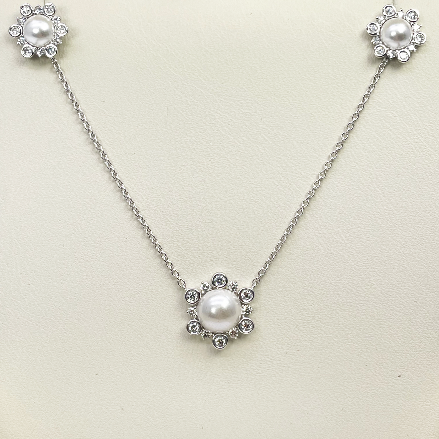 18ct White Gold Diamond & Freshwater Pearls Flower Necklace/Earrings Set 2.62ct