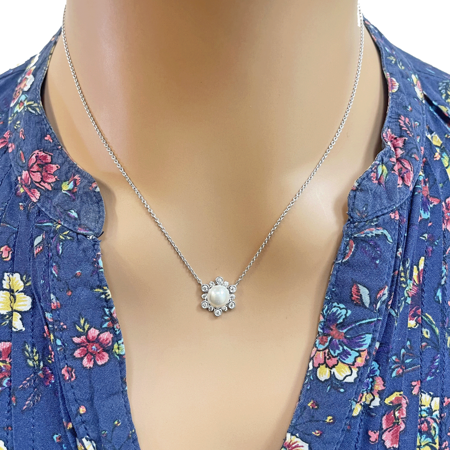18ct White Gold Diamond & Freshwater Pearls Flower Necklace/Earrings Set 2.62ct