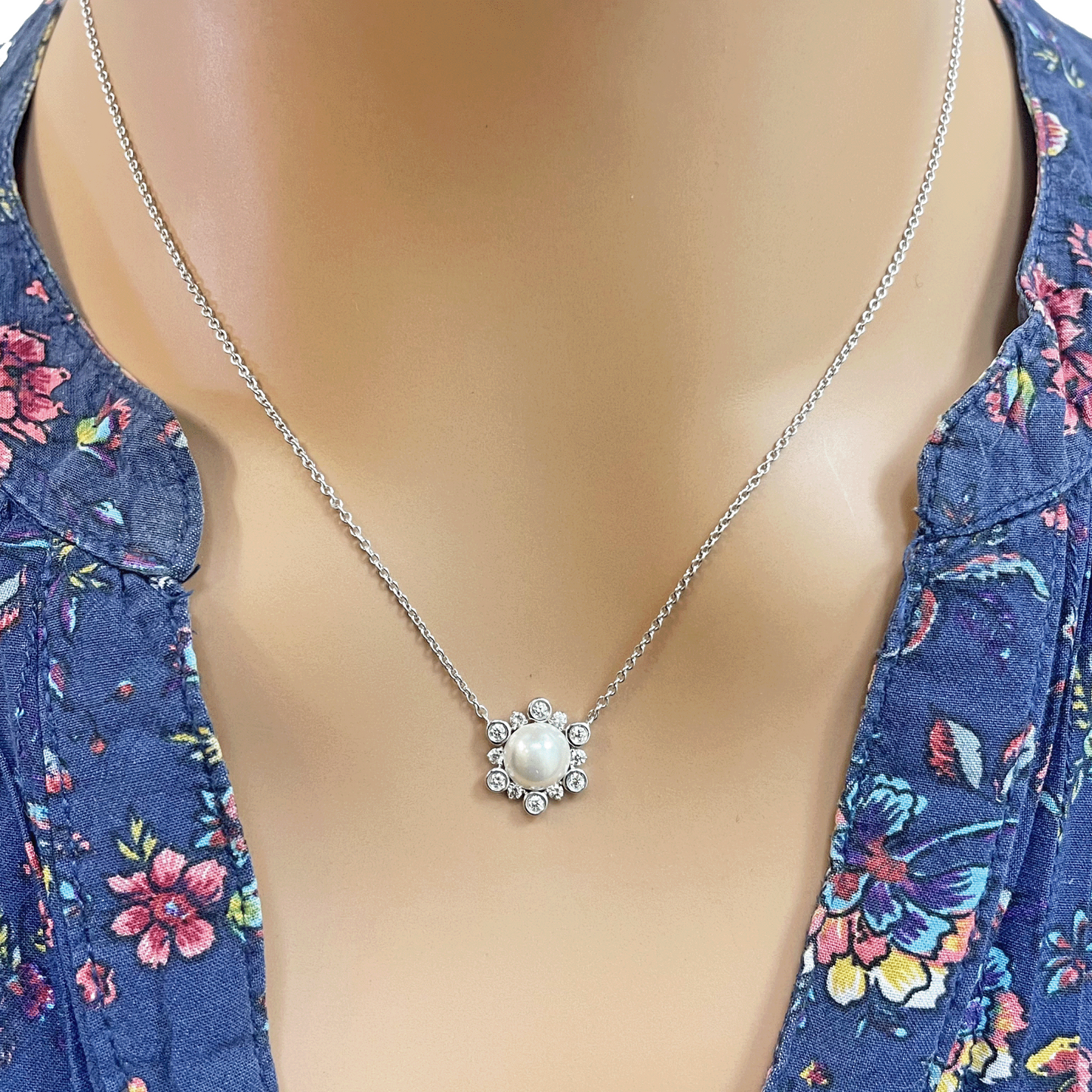 18ct White Gold Diamond & Freshwater Pearls Flower Necklace/Earrings Set 2.62ct