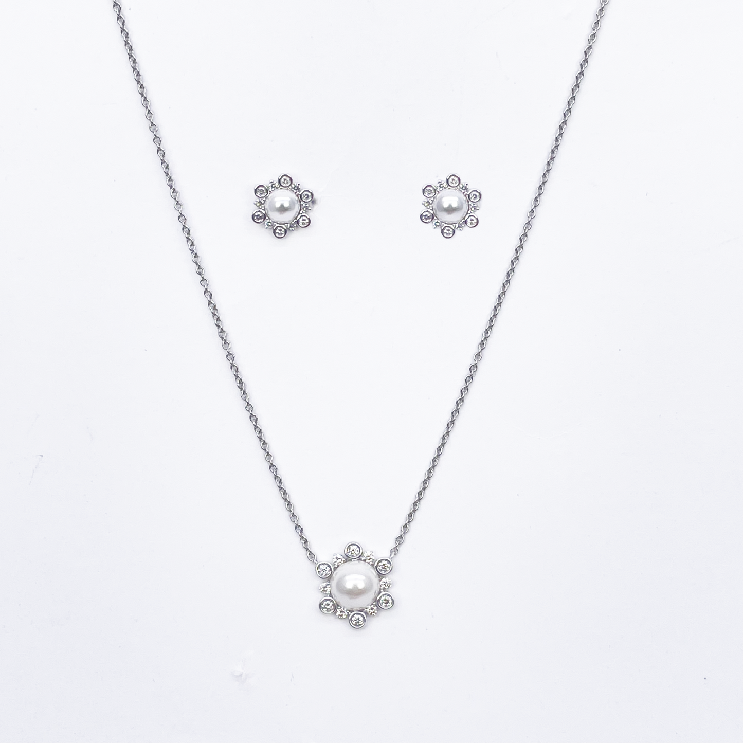 18ct White Gold Diamond & Freshwater Pearls Flower Necklace/Earrings Set 2.62ct