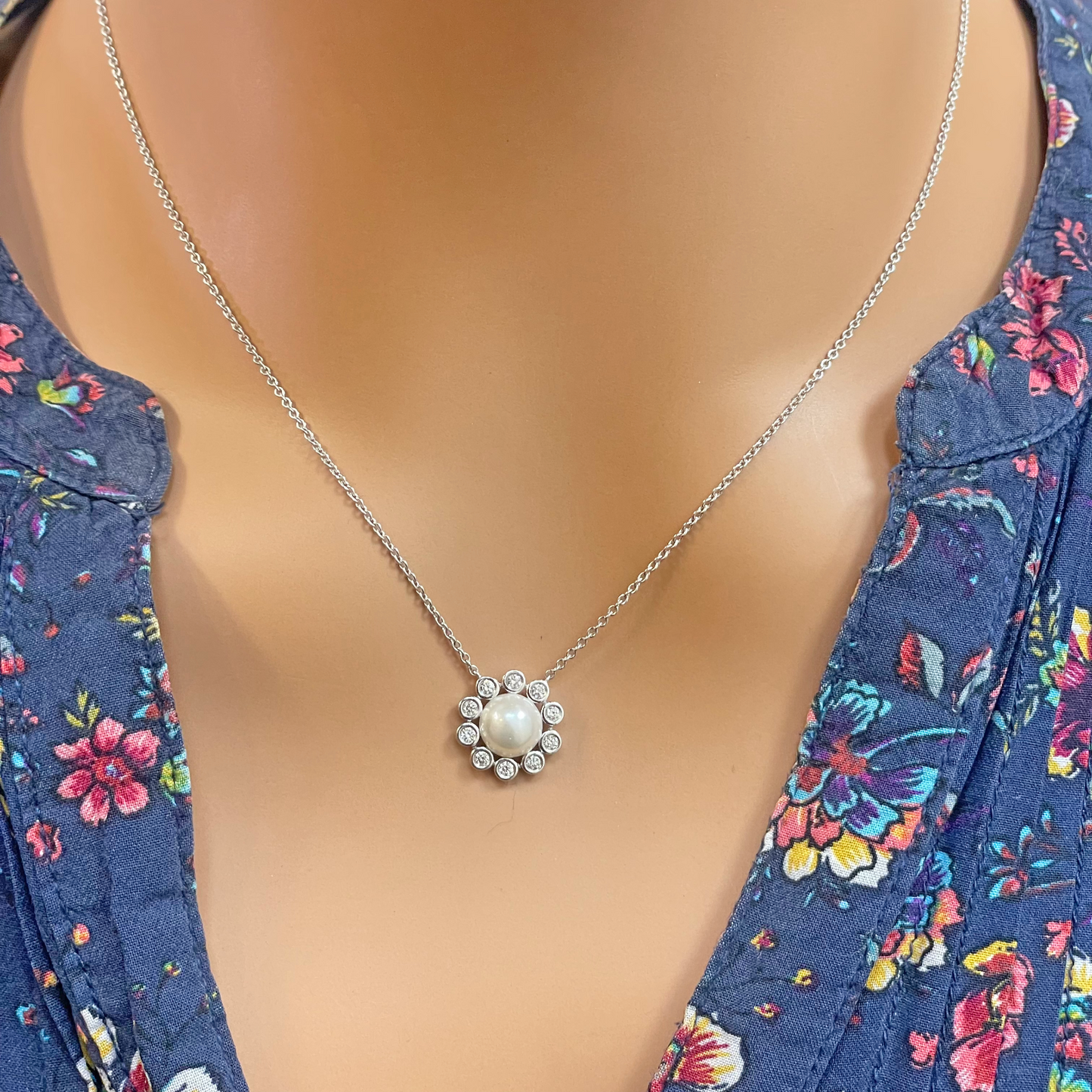 18ct White Gold Diamond & Freshwater Pearls Floral Necklace/Earrings Set 2.73ct