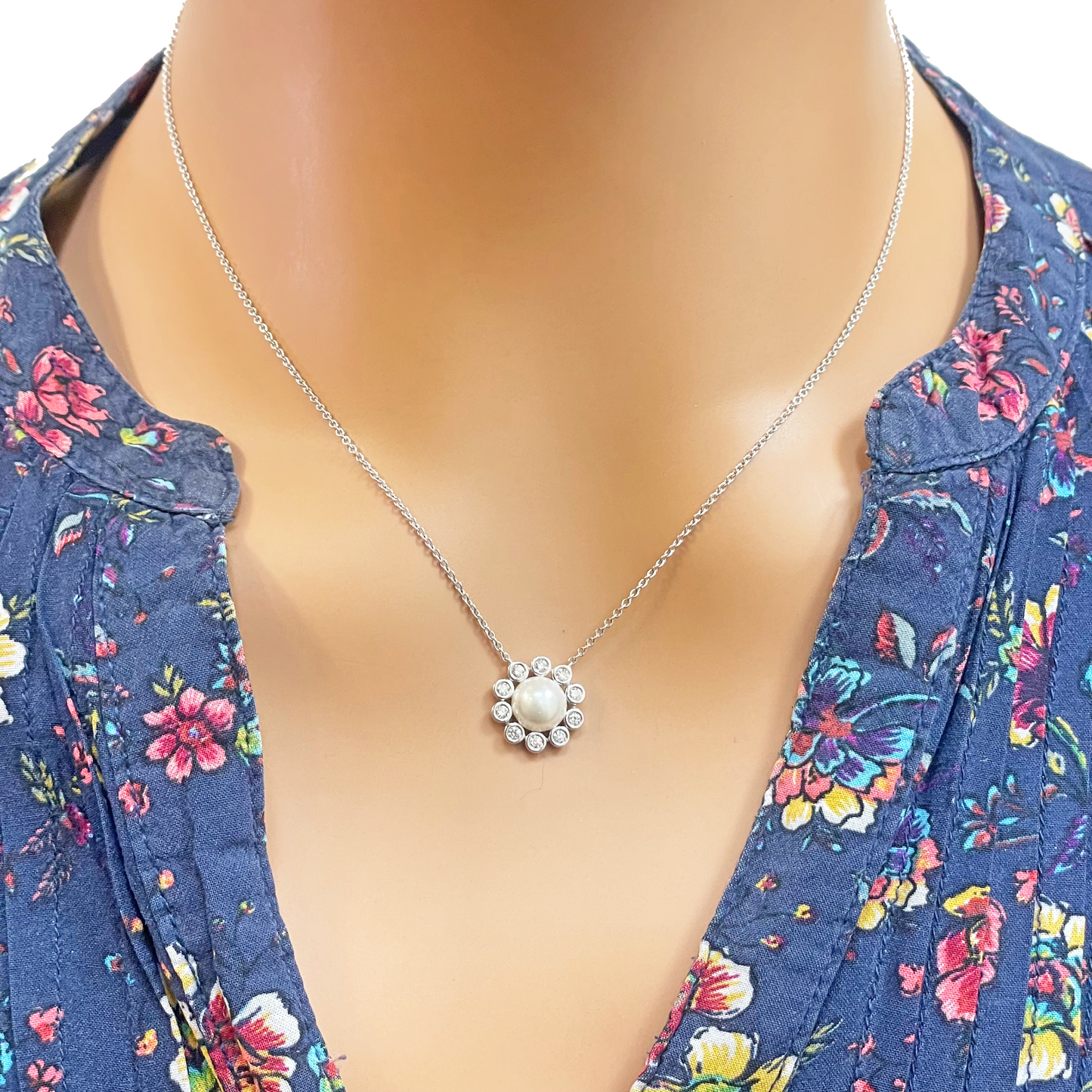 18ct White Gold Diamond & Freshwater Pearls Floral Necklace/Earrings Set 2.73ct