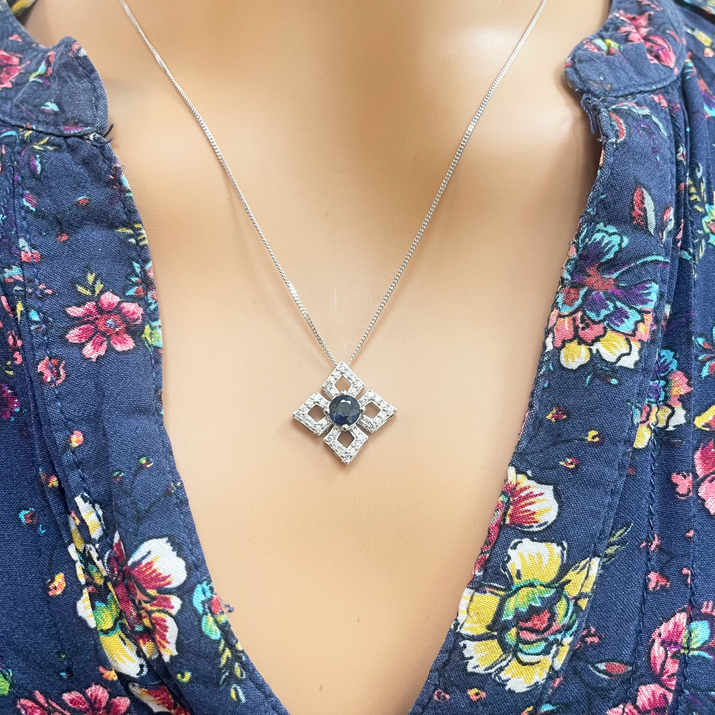 18ct White Gold Diamond & Sapphire Kite Pendant With A 16''inch Chain Necklace 0.77ct