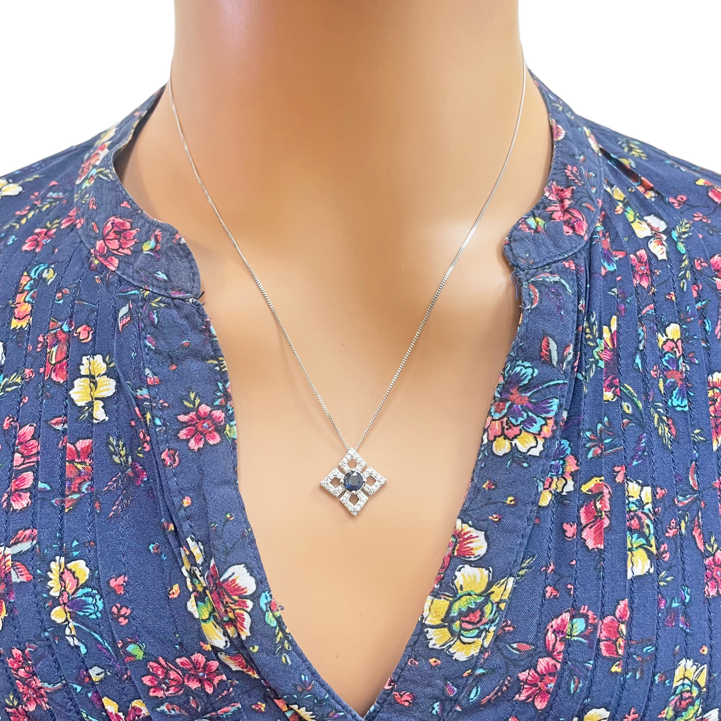 18ct White Gold Diamond & Sapphire Kite Pendant With A 16''inch Chain Necklace 0.77ct