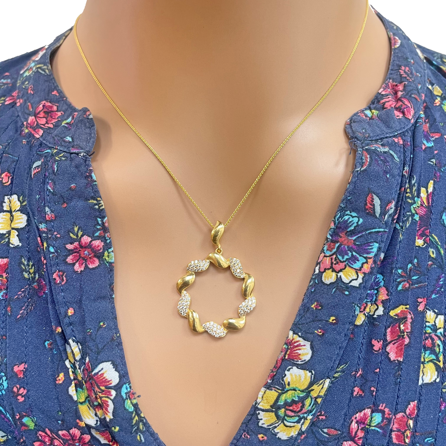 22ct Yellow Gold Circle Of Life Leaf Pendant & Matching Leaf Earrings Set
