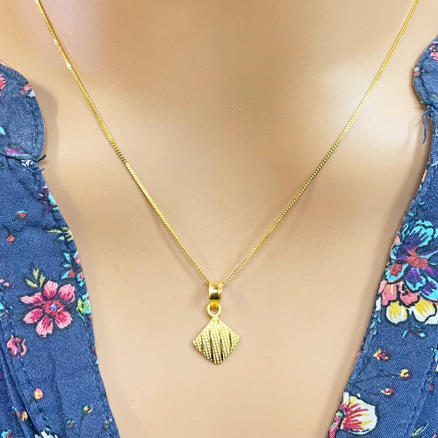 22ct Yellow Gold Textured Kite Pendant, 18 Inch Chain & Stud Earrings Set