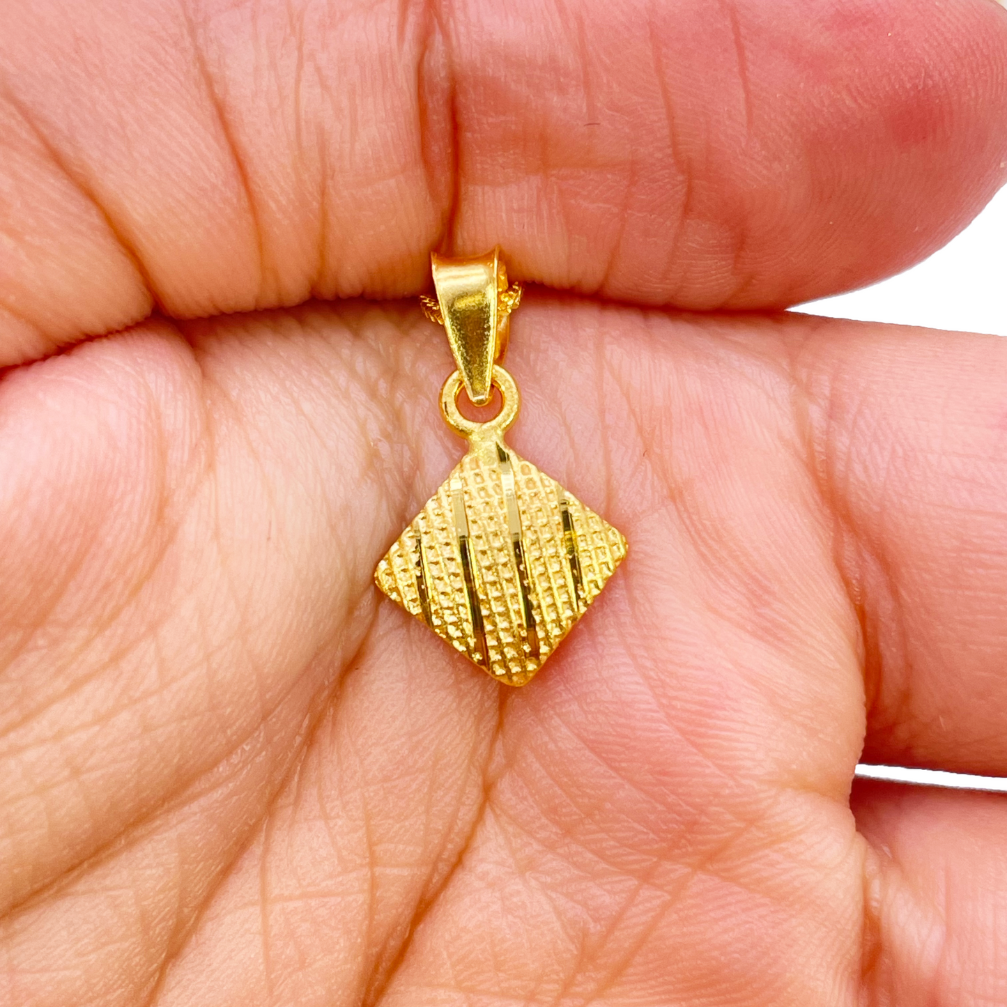 22ct Yellow Gold Textured Kite Pendant, 18 Inch Chain & Stud Earrings Set