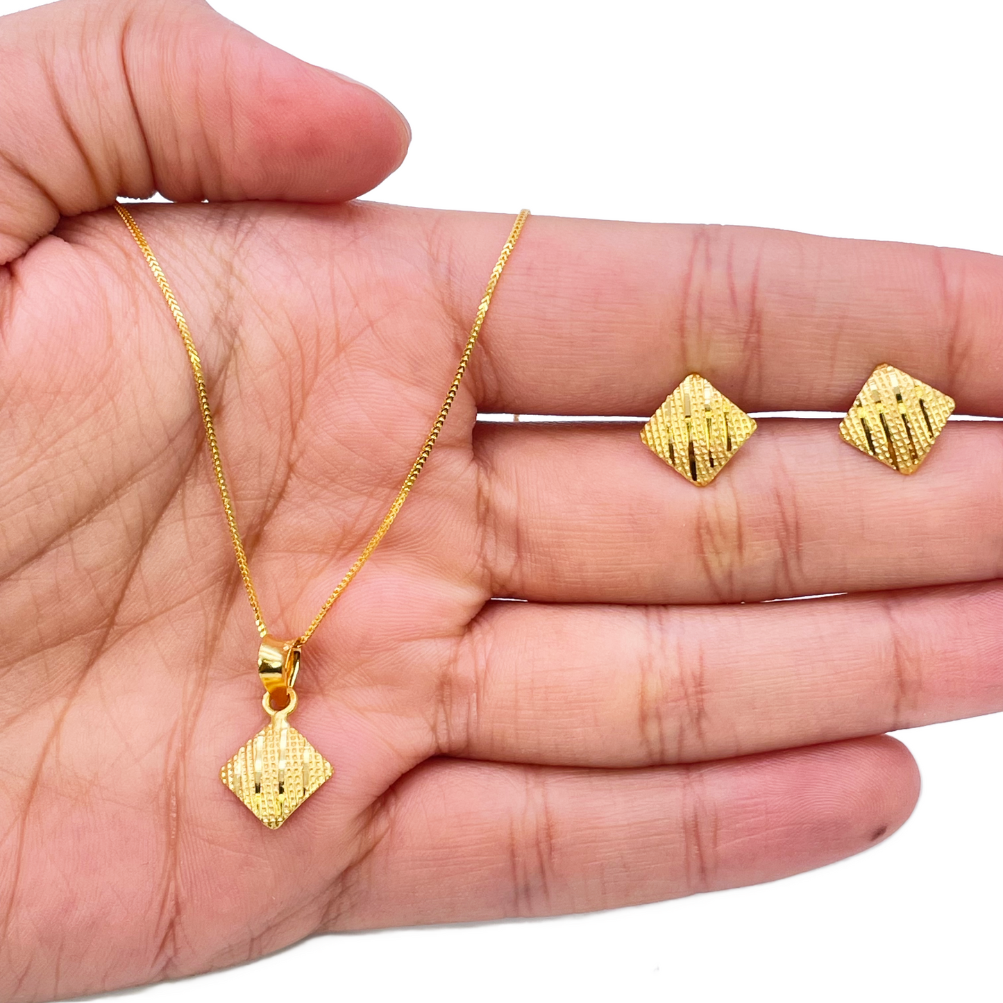 22ct Yellow Gold Textured Kite Pendant, 18 Inch Chain & Stud Earrings Set