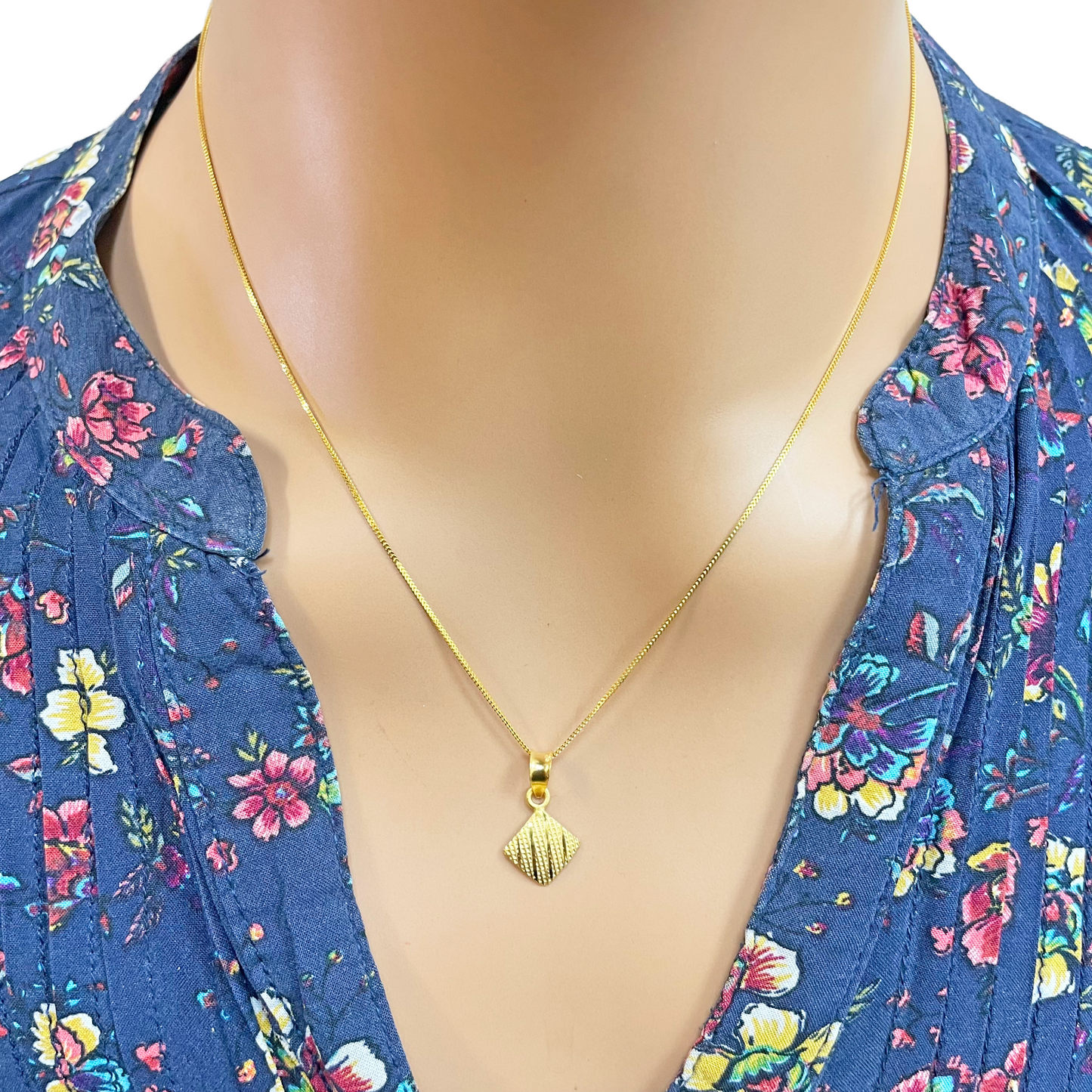 22ct Yellow Gold Textured Kite Pendant, 18 Inch Chain & Stud Earrings Set