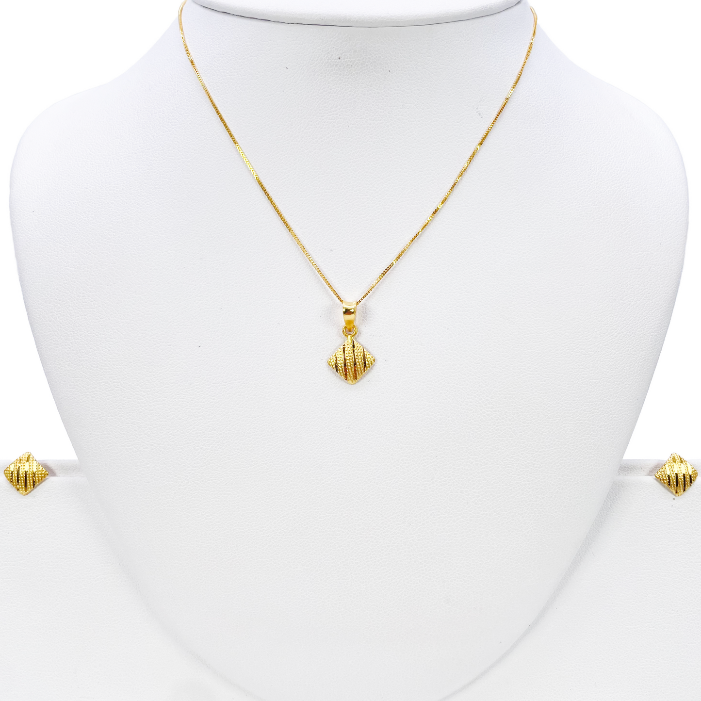 22ct Yellow Gold Textured Kite Pendant, 18 Inch Chain & Stud Earrings Set