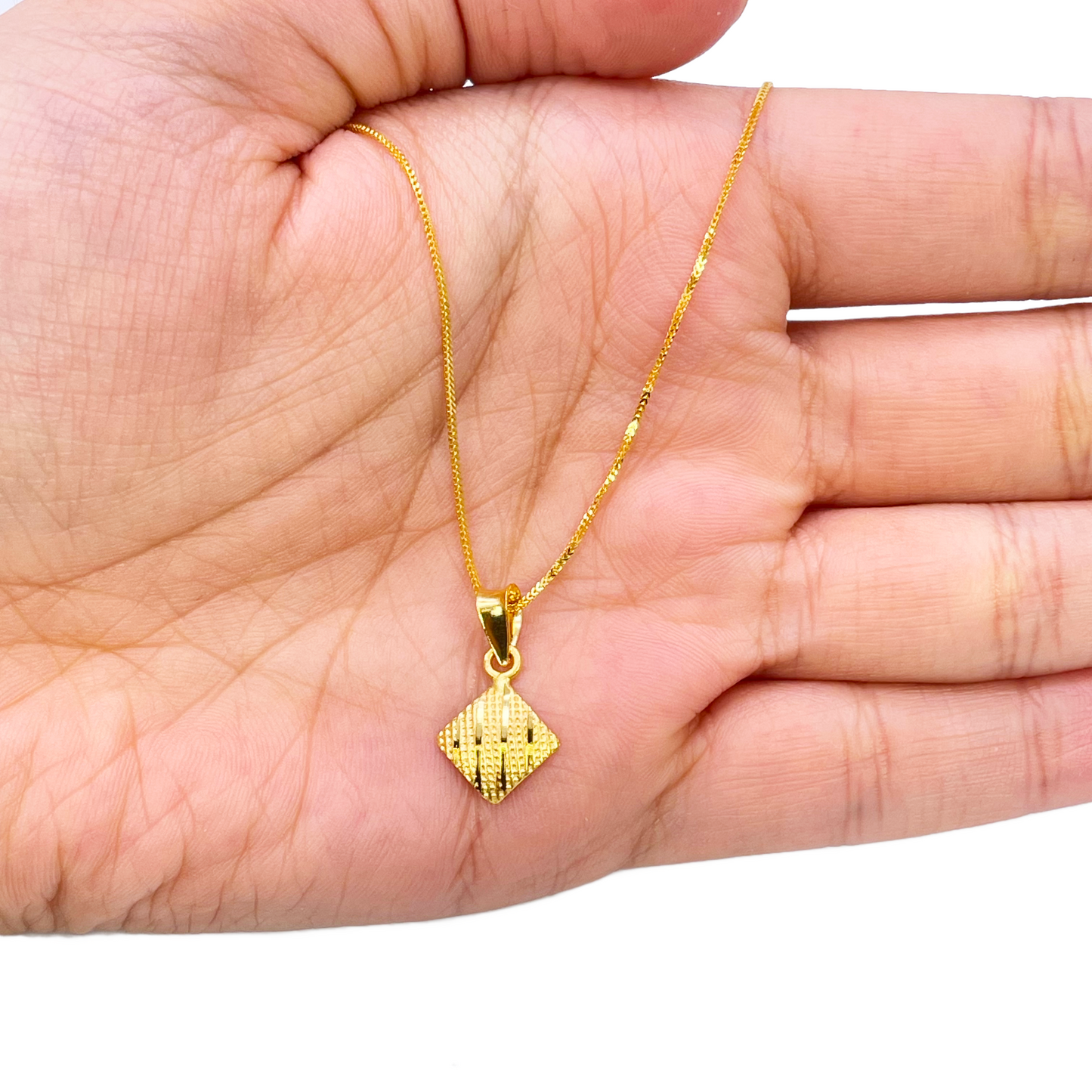22ct Yellow Gold Textured Kite Pendant, 18 Inch Chain & Stud Earrings Set
