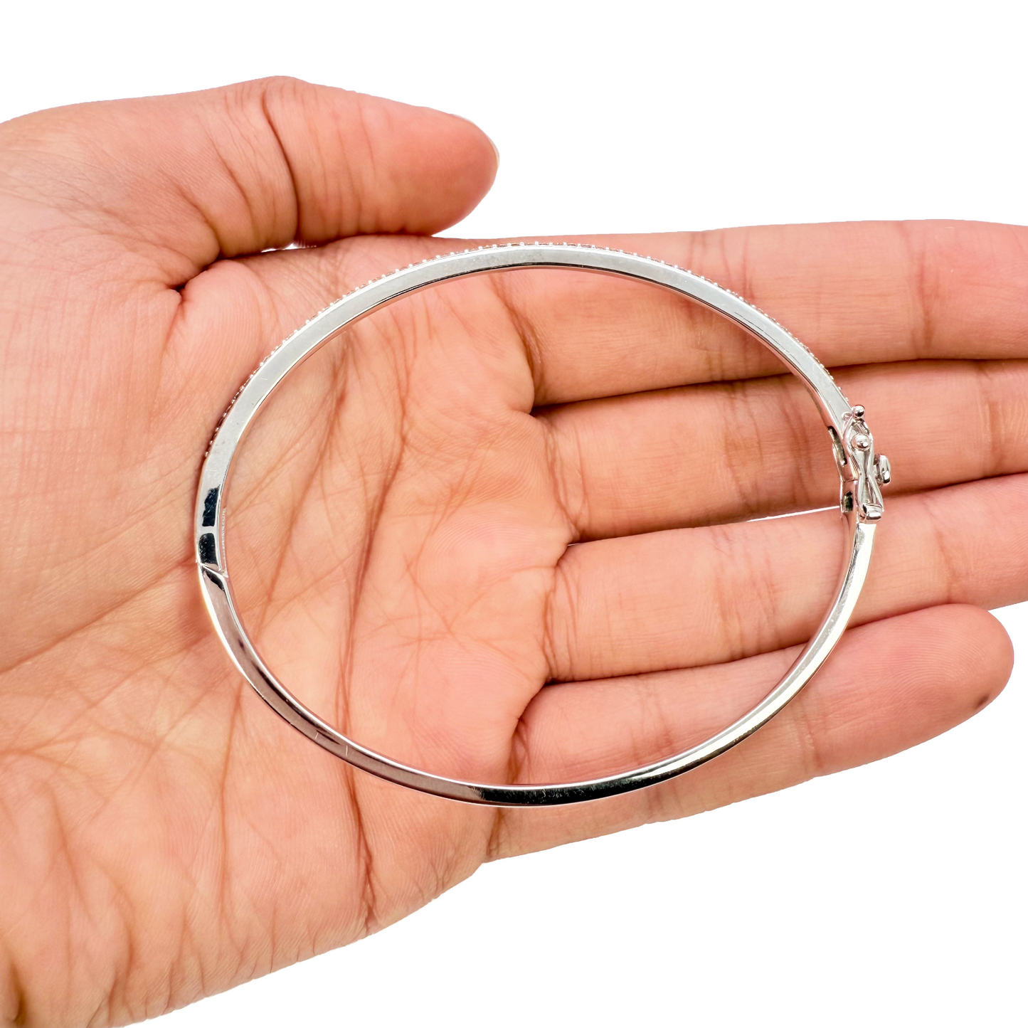 18ct White Gold Natural Round Pave Diamond High-Polished Oval Bangle 0.50ct