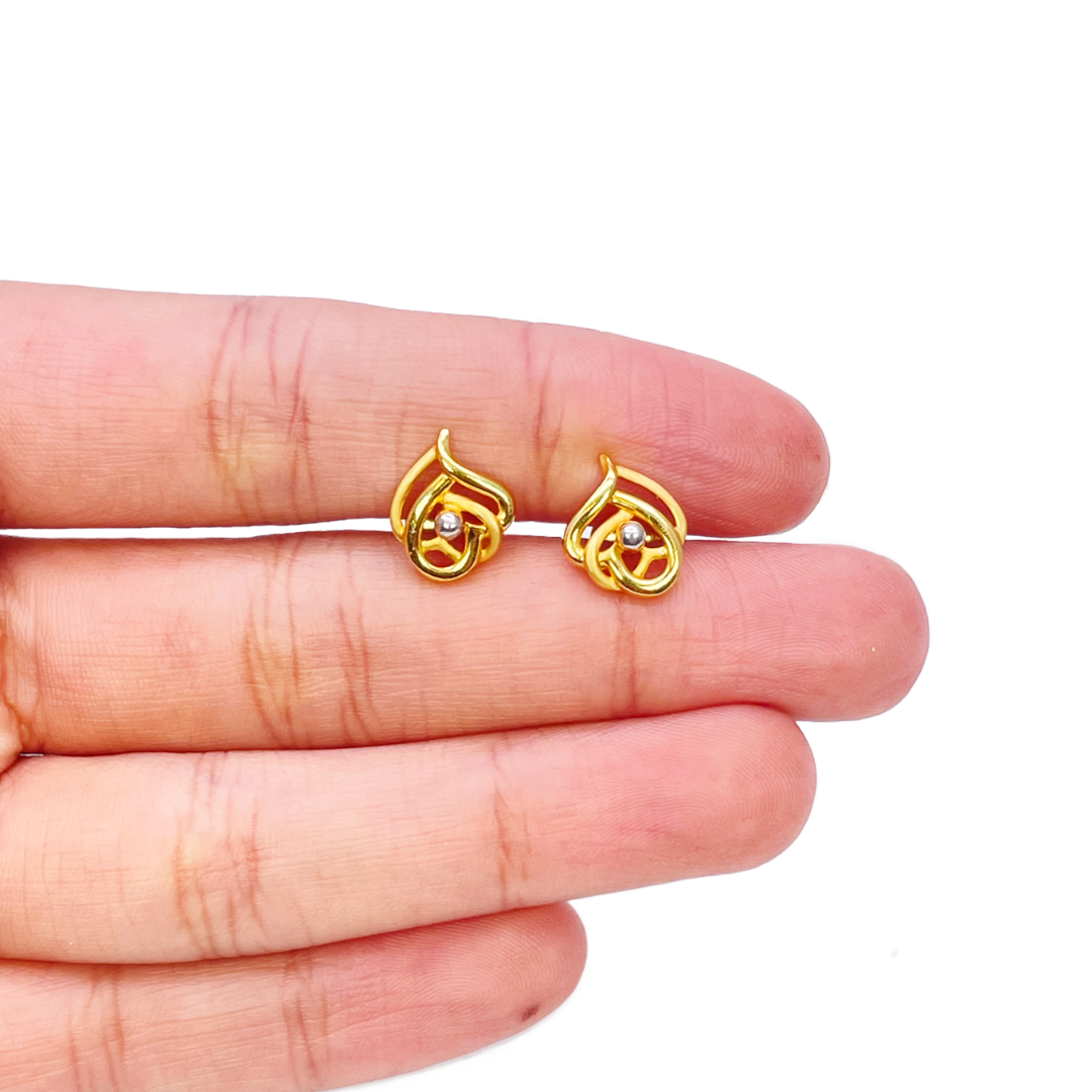 22ct Yellow Gold Flower Design Ladies Stud Earrings 3.2 Grams