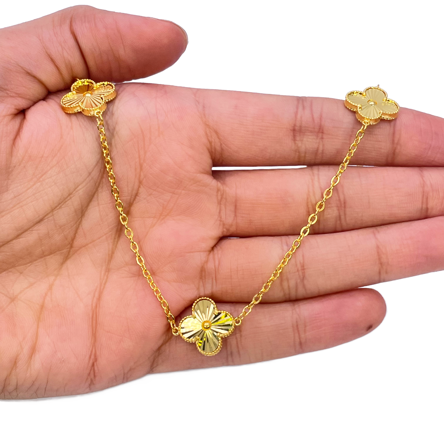 22ct Yellow Gold Three Flower Necklace 18 Inches Width 13.5mm