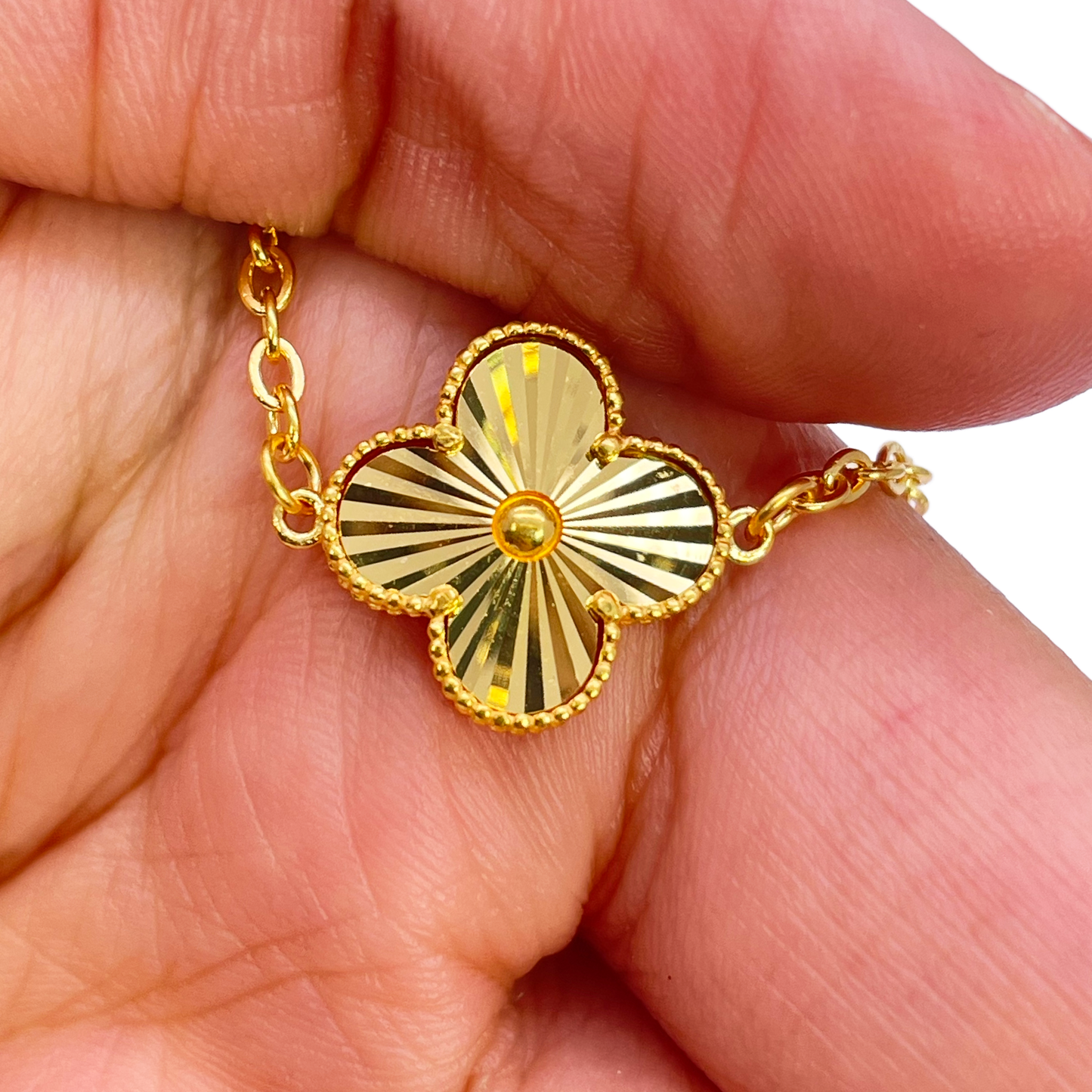 22ct Yellow Gold Three Flower Necklace 18 Inches Width 13.5mm