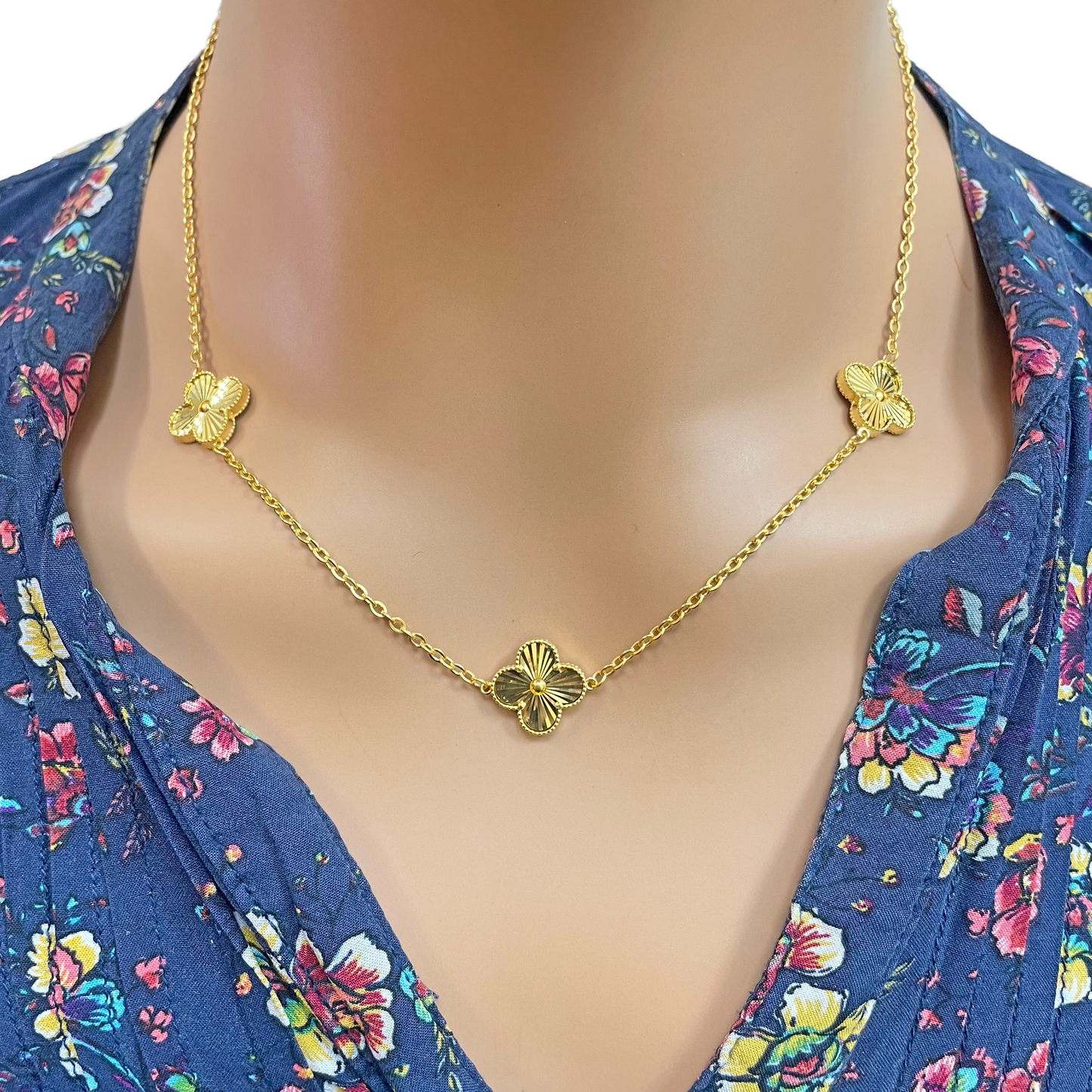 22ct Yellow Gold Three Flower Necklace 18 Inches Width 13.5mm