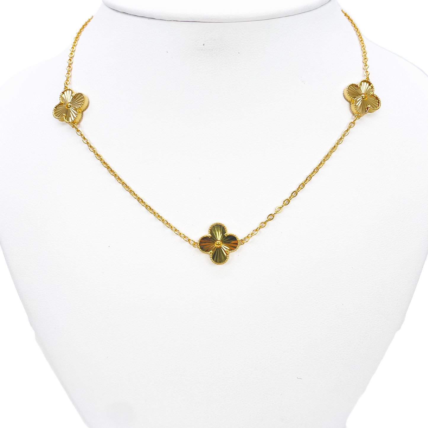 22ct Yellow Gold Three Flower Necklace 18 Inches Width 13.5mm