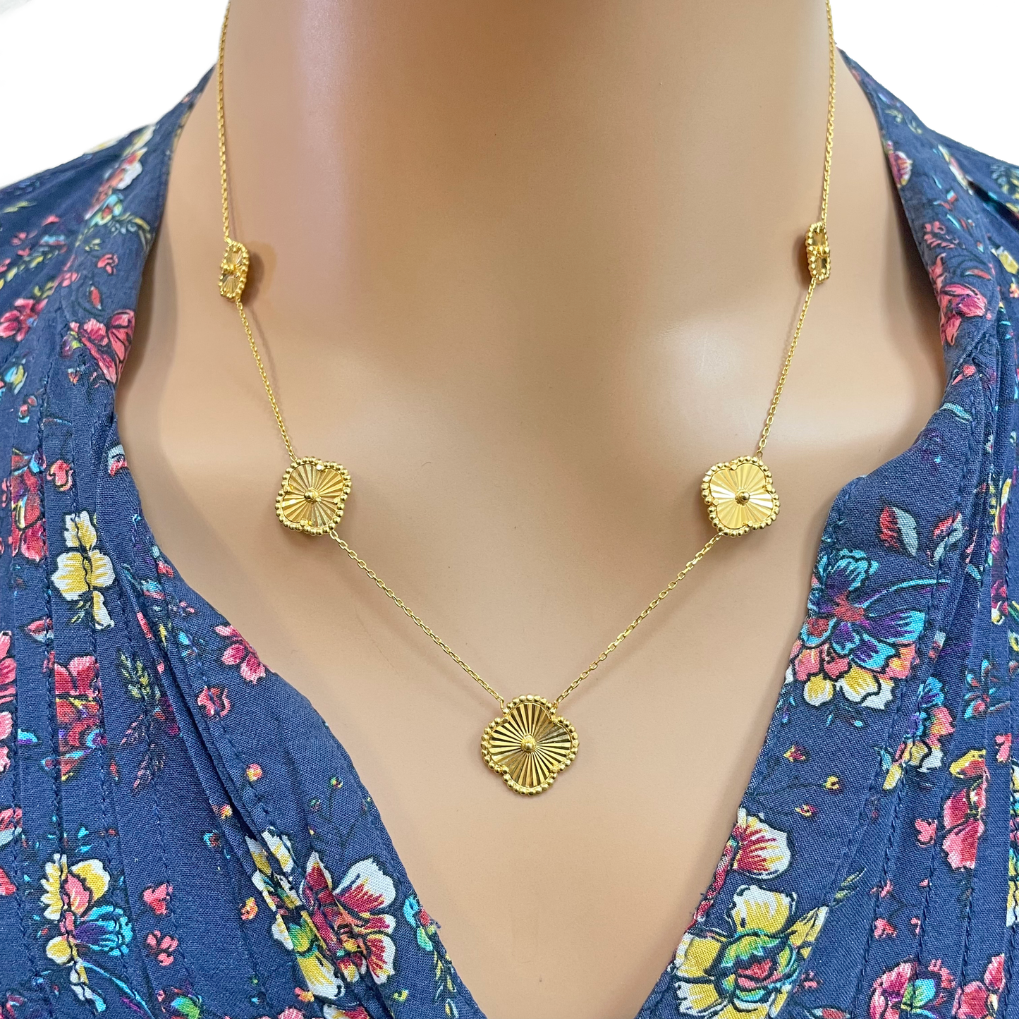 22ct Yellow Gold Five Flower Diamond Cut Necklace 18 Inches Width 14.2mm