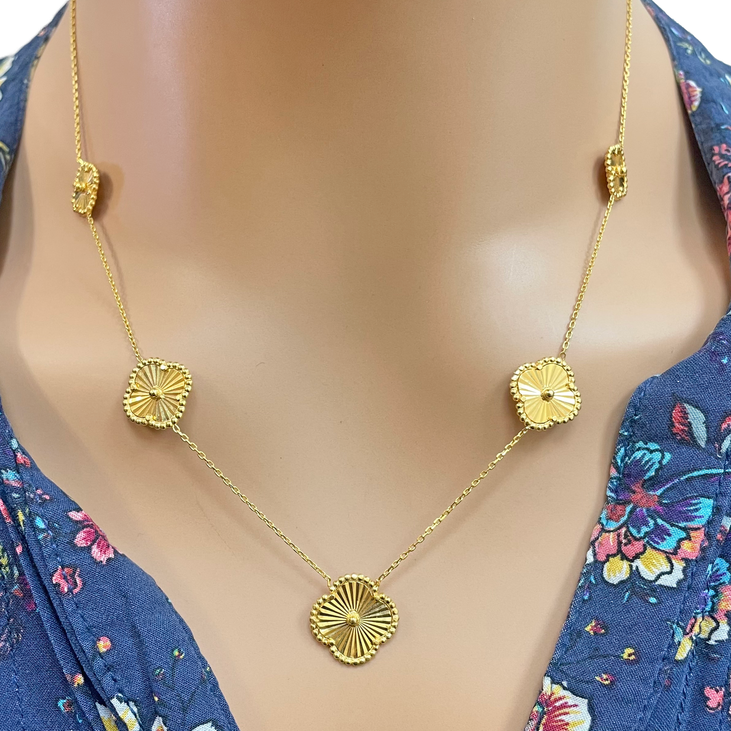 22ct Yellow Gold Five Flower Diamond Cut Necklace 18 Inches Width 14.2mm