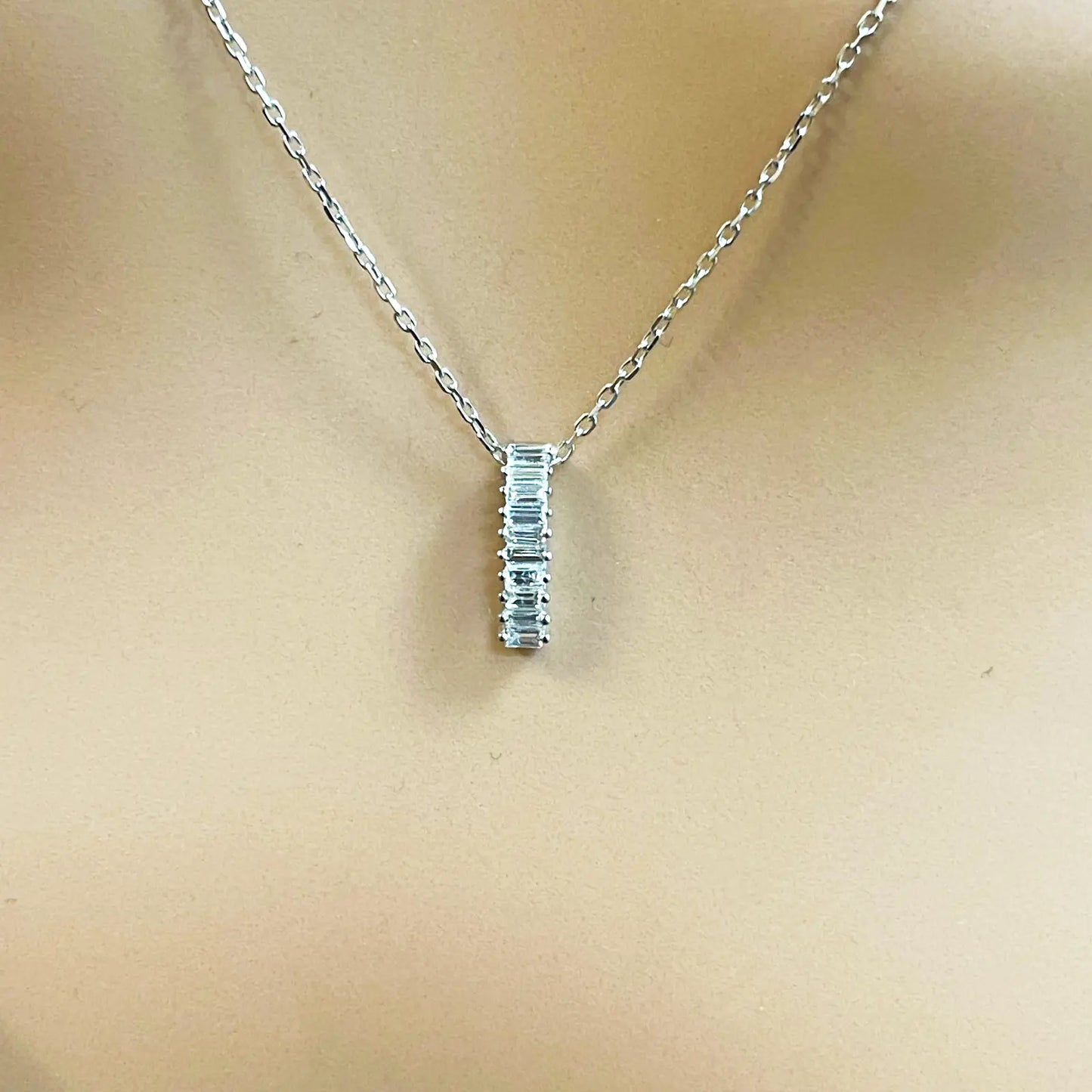 18ct White Gold & Natural Baguette Diamonds Rectangular Pendant Necklace 0.15ct