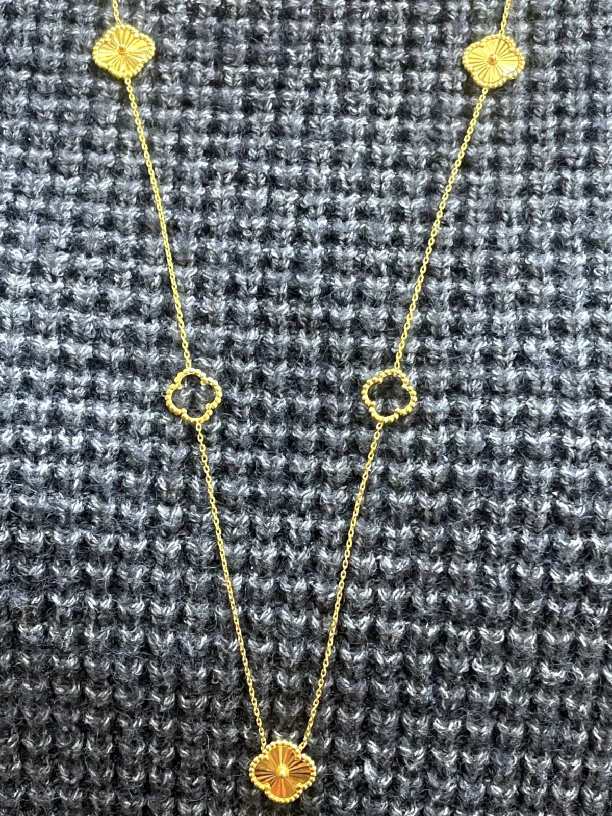 22ct Yellow Gold Clover Pendant Necklace Chain 28 Inches