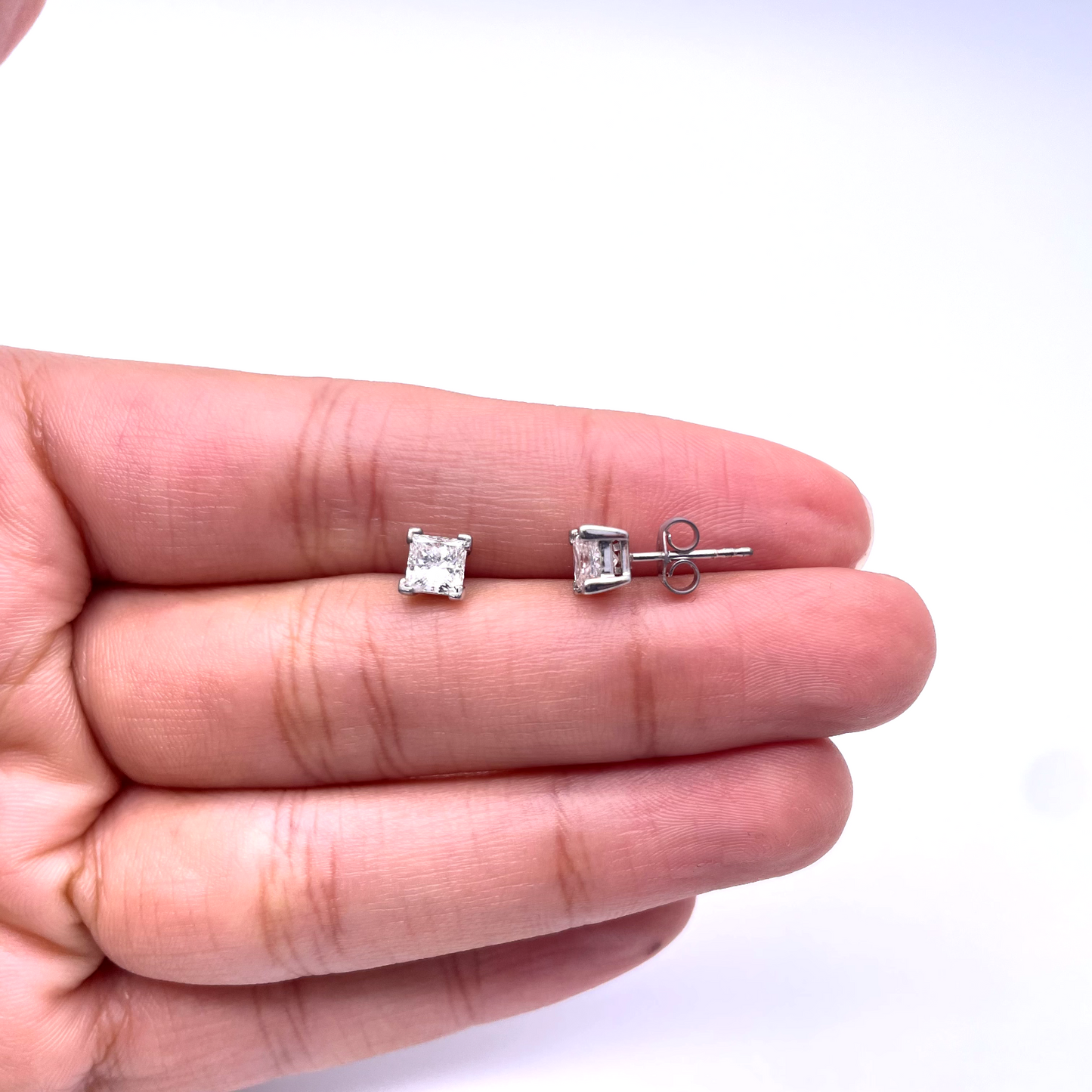 18ct White Gold Princess Cut Diamond 4-Claw Solitaire Studs 1.00ct GIA Certified