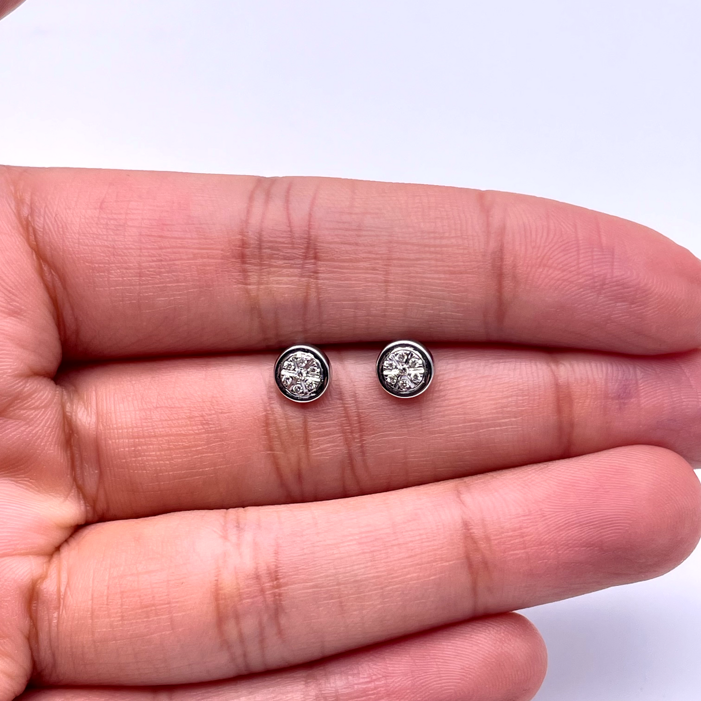 18ct White Gold Diamond Illusion set Cluster Round Stud Earrings 0.06ct