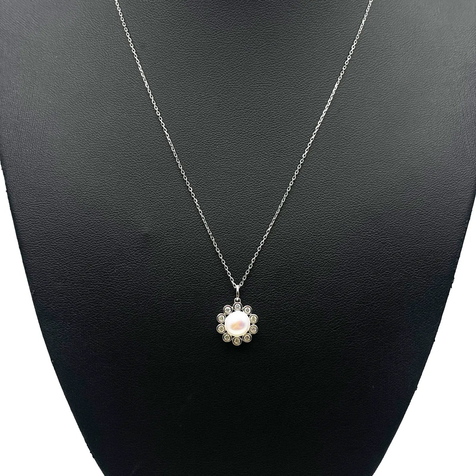 14ct White Gold Pearl & Round Diamond Framed Pendant Necklace 2.37ct 