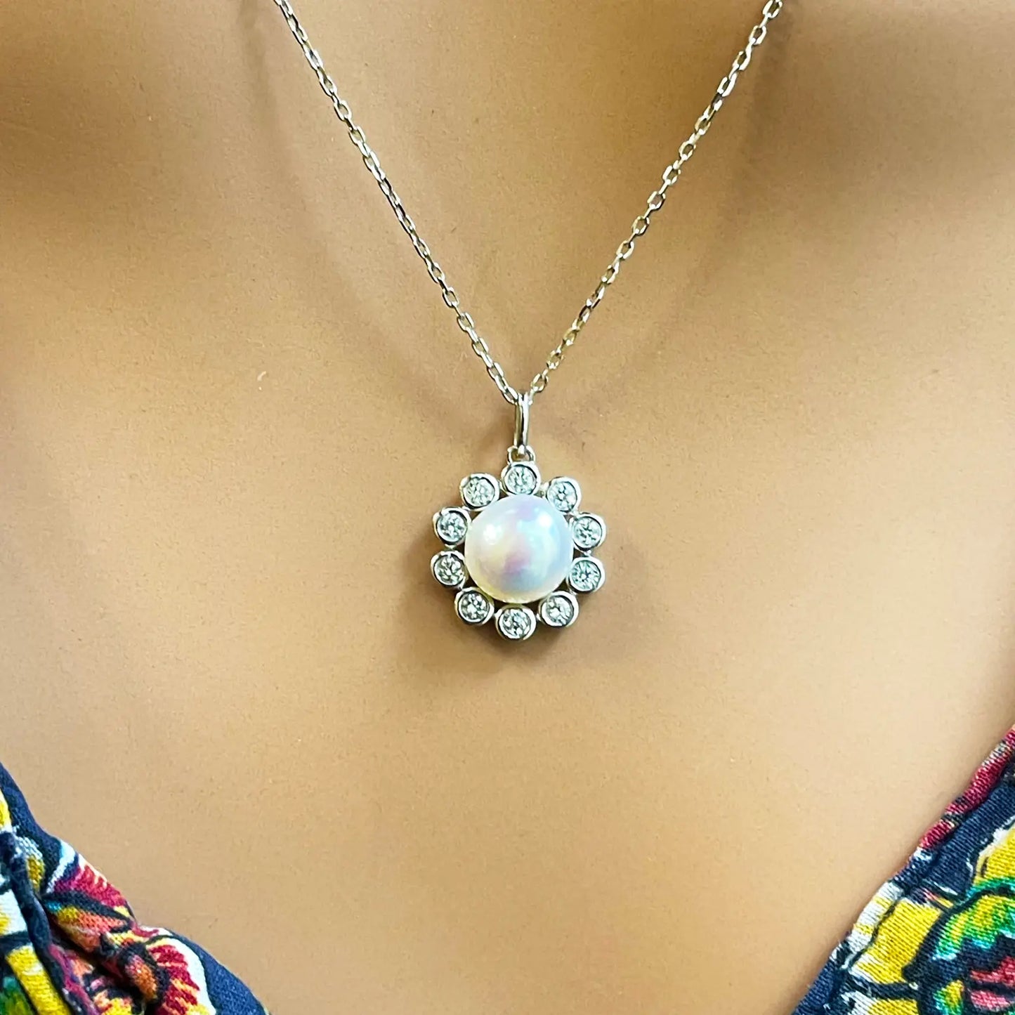 14ct White Gold Pearl & Round Diamond Framed Pendant Necklace 2.37ct 