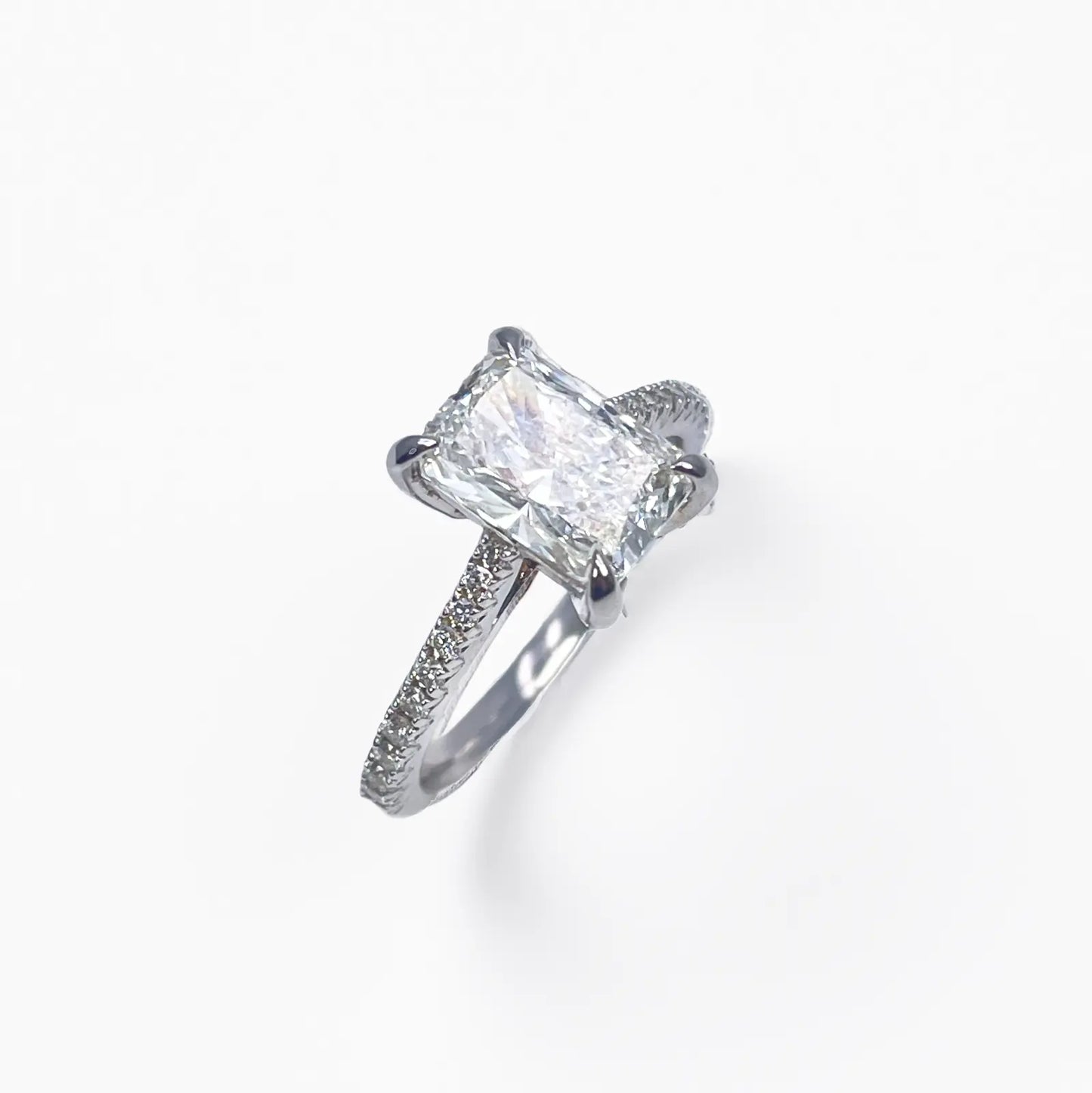 18ct White Gold 4-Claw Lab Grown Radiant Diamond Engagement Ring 2.28ct GIA  Diamond Ring