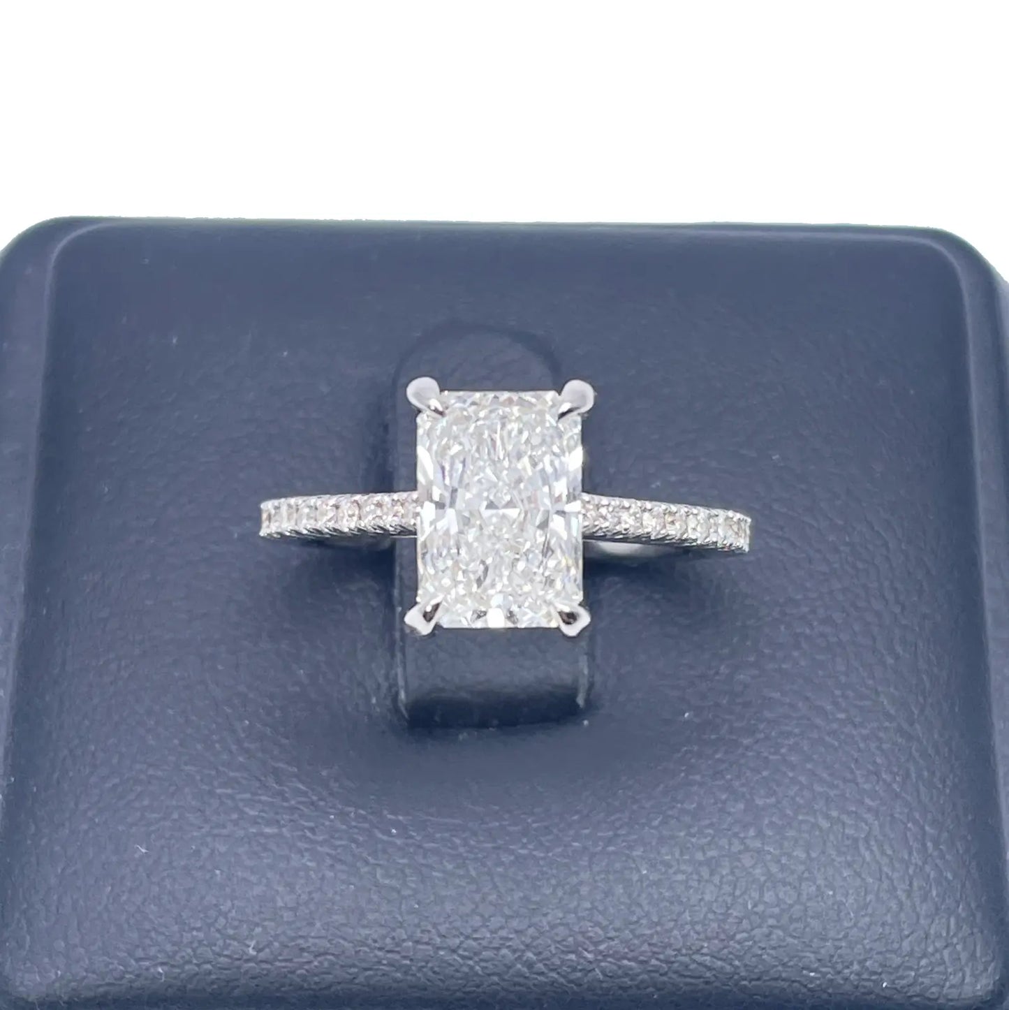18ct White Gold 4-Claw Lab Grown Radiant Diamond Engagement Ring 2.28ct GIA  Diamond Ring