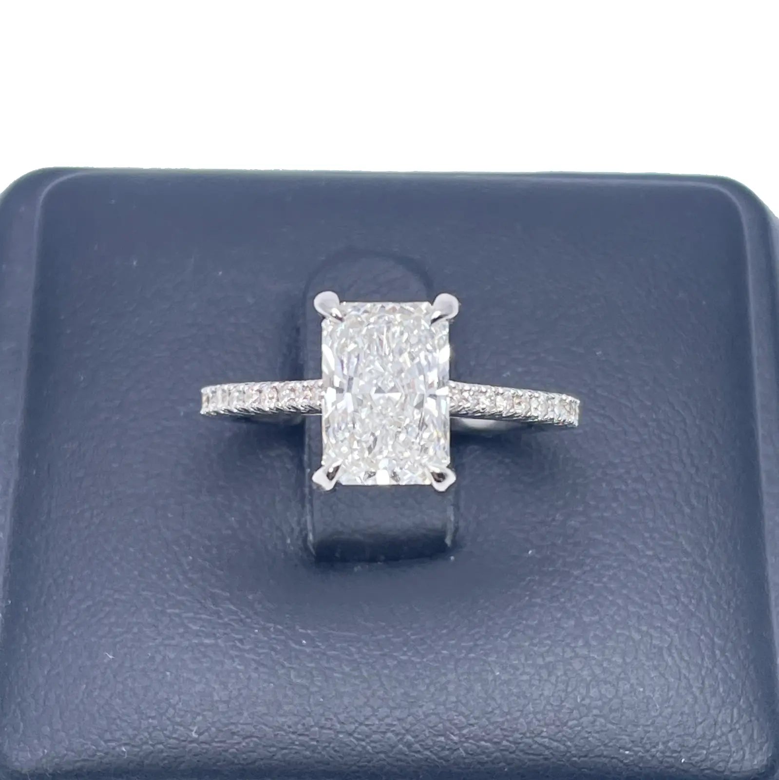 18ct White Gold 4-Claw Lab Grown Radiant Diamond Engagement Ring 2.28ct GIA  Diamond Ring