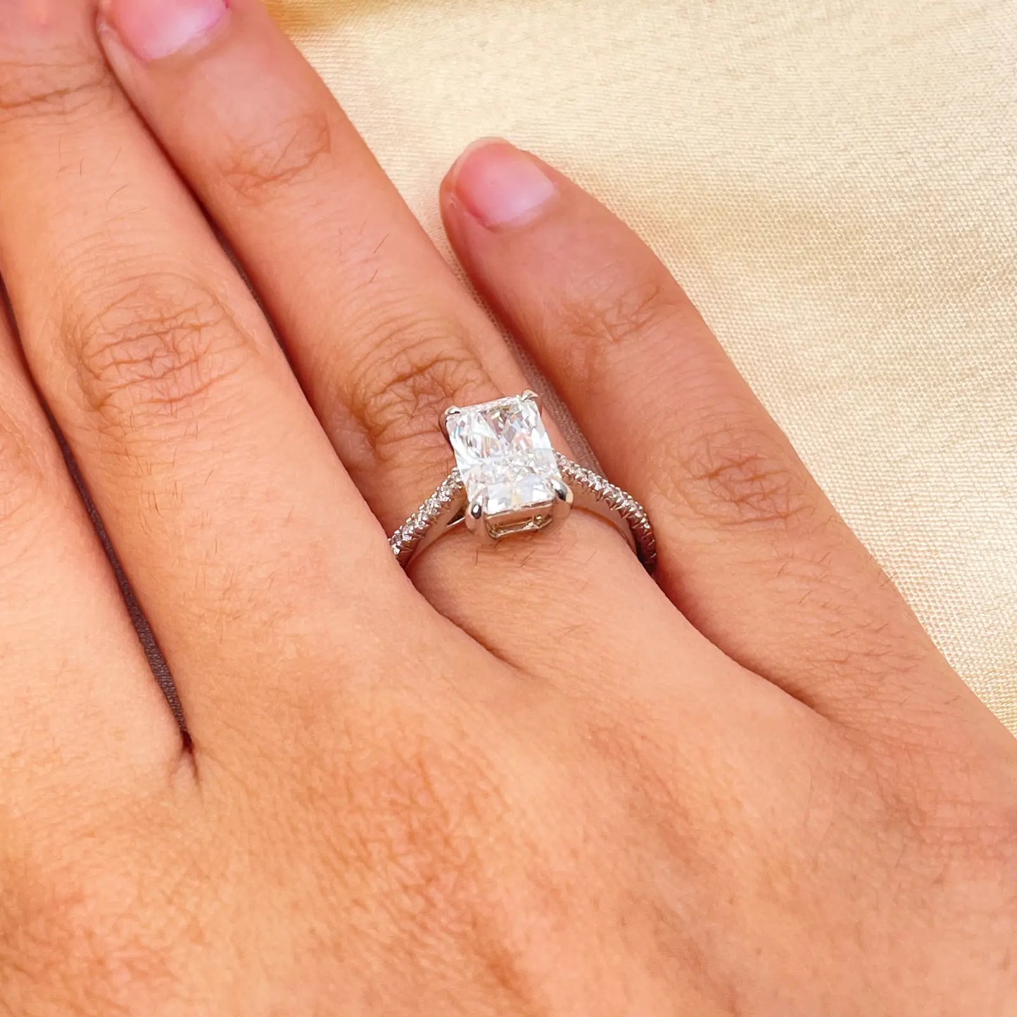 18ct White Gold 4-Claw Lab Grown Radiant Diamond Engagement Ring 2.28ct GIA  Diamond Ring