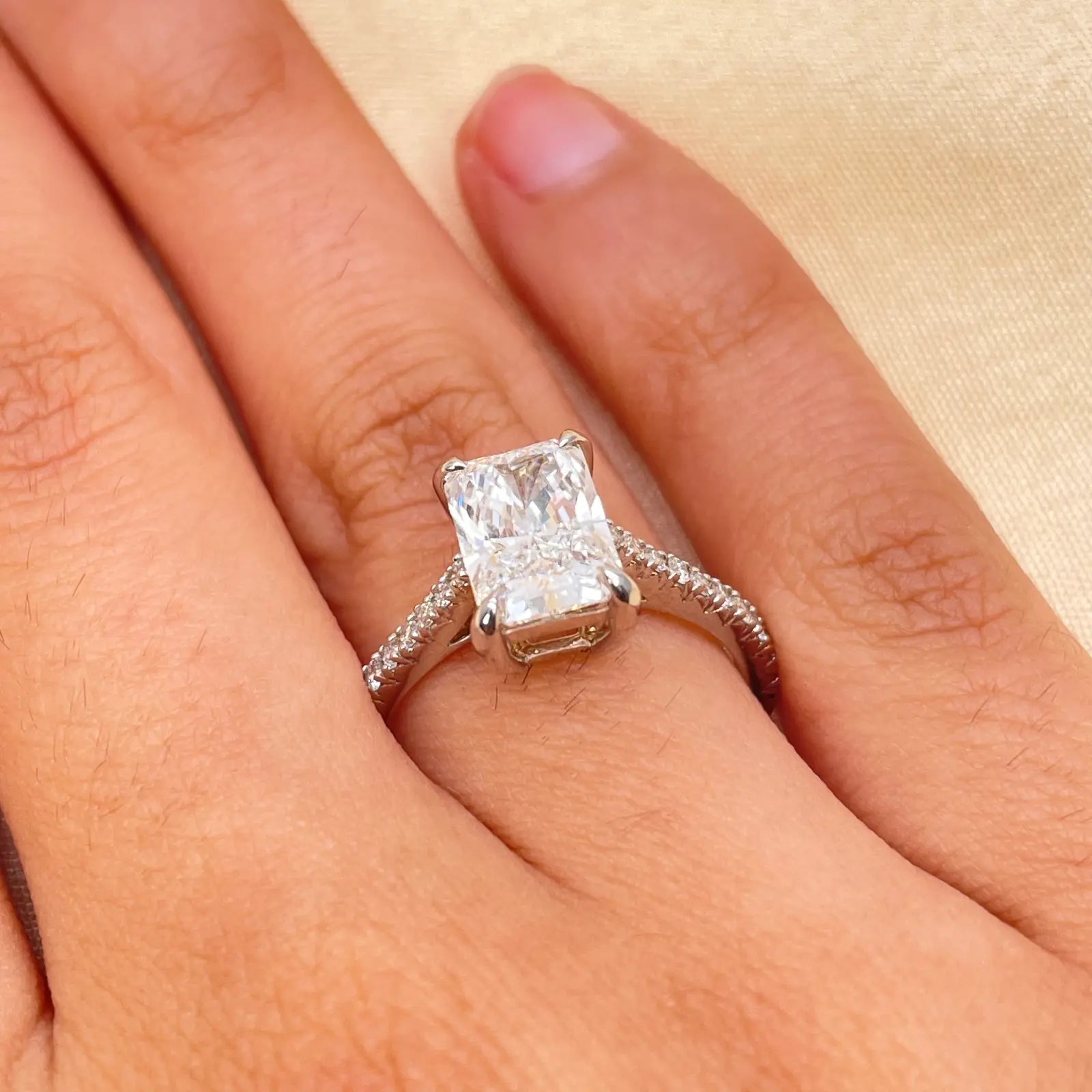 18ct White Gold 4-Claw Lab Grown Radiant Diamond Engagement Ring 2.28ct GIA  Diamond Ring