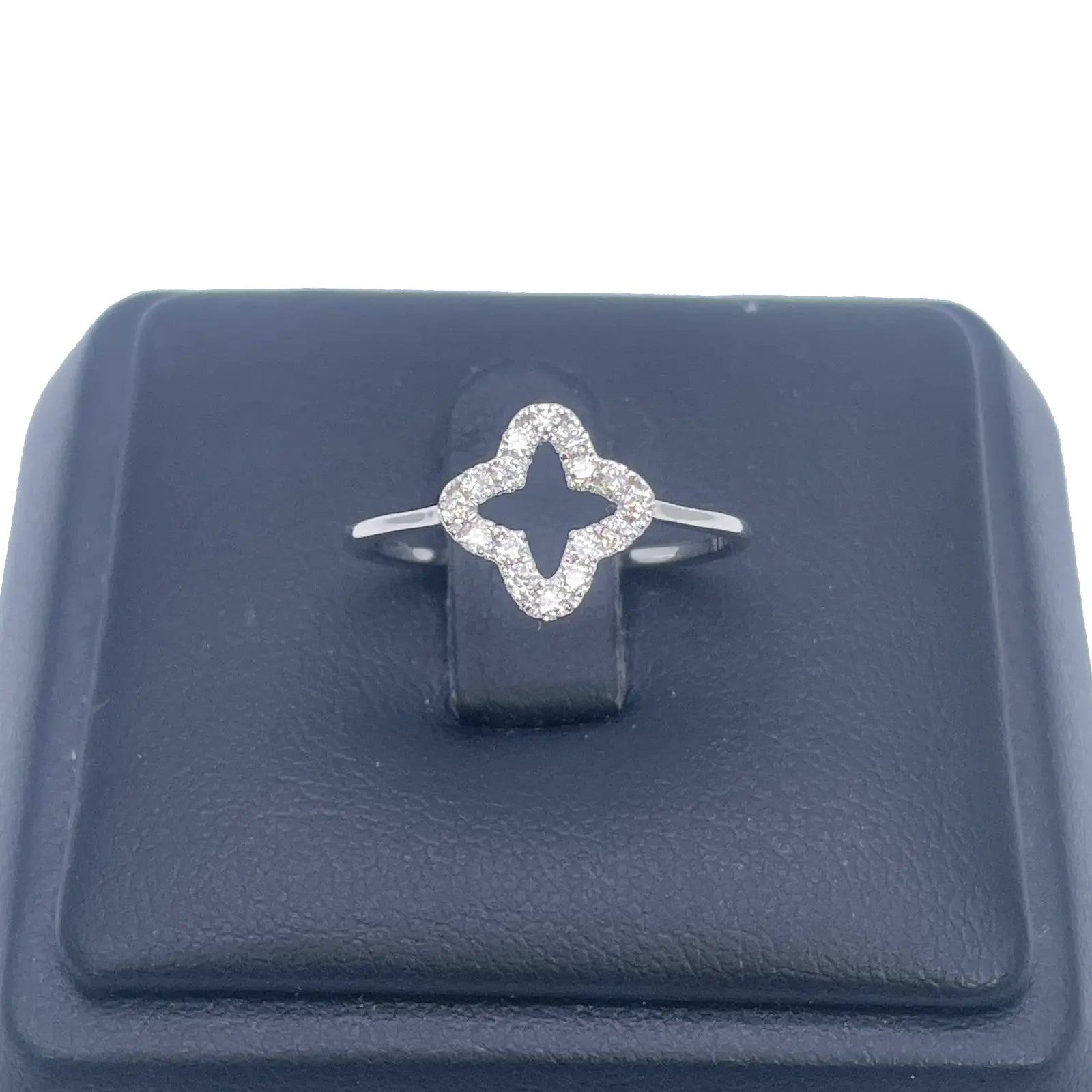 18ct White Gold Diamond Clover/Flower Shaped Ring 0.19ct  Diamond Ring