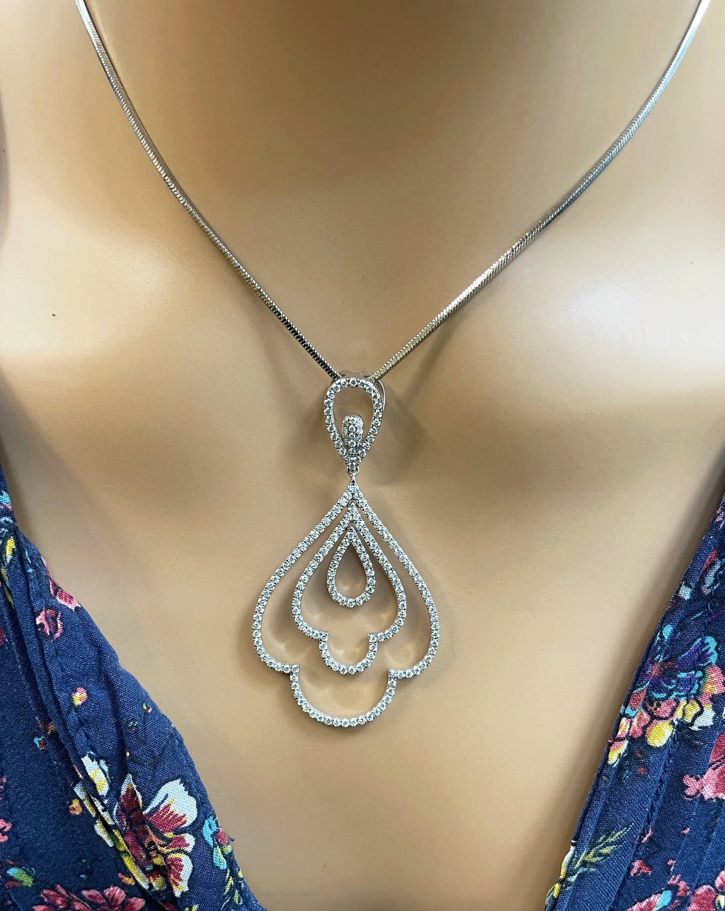 18ct White Gold Diamond Pendant & Chain + Matching Earrings 2.56cts SI/G-H 